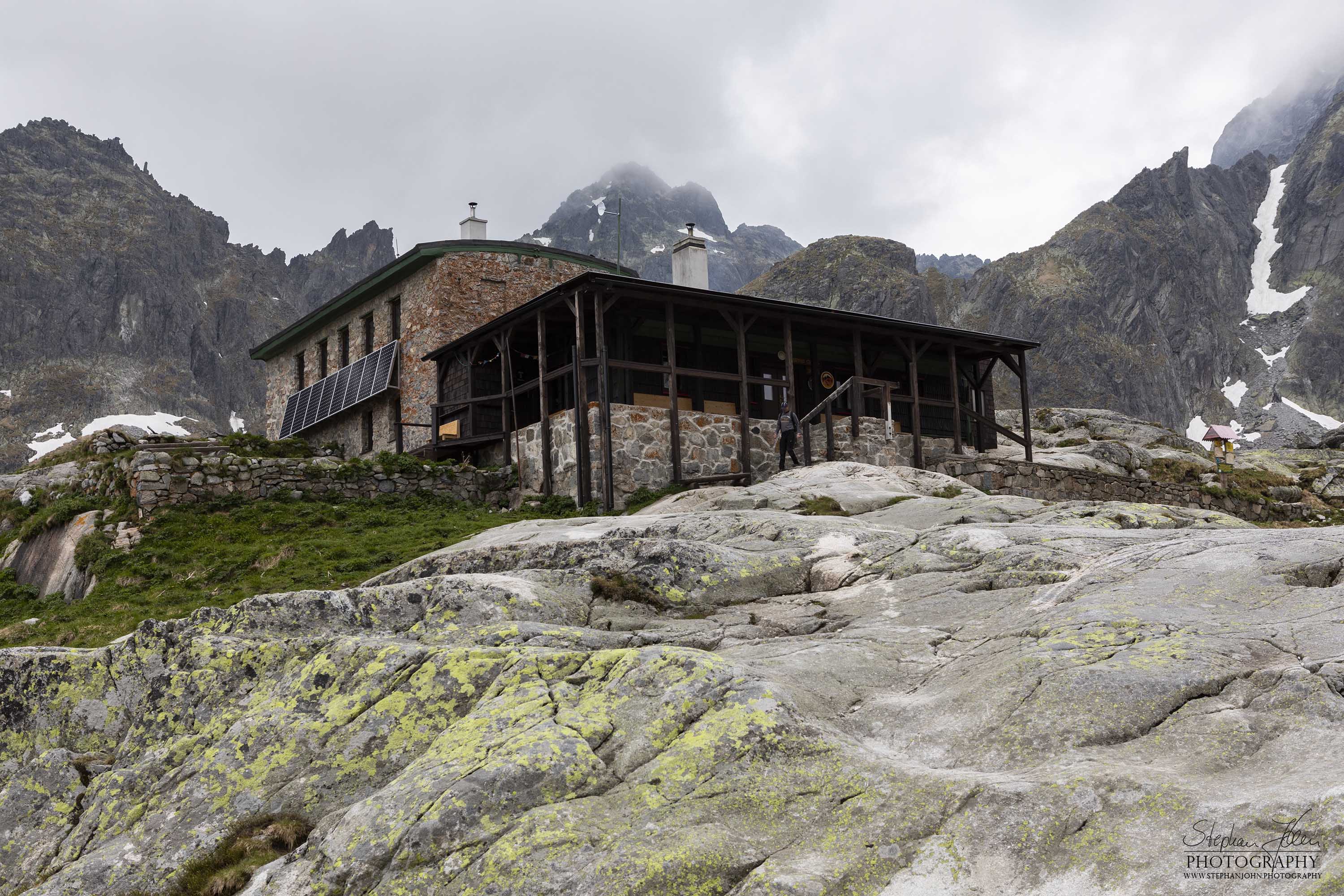 Die Téryho chata (deutsch Tery-Hütte, polnisch Schronisko Téryego, ungarisch Hunfalvy-hágó alatti menedékház) ist eine Berghütte in der slowakischen Hohen Tatra. Sie liegt am oberen Ende der Malá studená dolina (Kleines Kaltwassertal) und der Kotlina Päť Spišských plies in der Höhe von 2015 m/M. Somit ist sie nach der Rysy-Hütte (Chata pod Rysmi, 2250 m/M.) die zweithöchstgelegene Berghütte in der Hohen Tatra bzw. in der Slowakei. (Wikipedia)