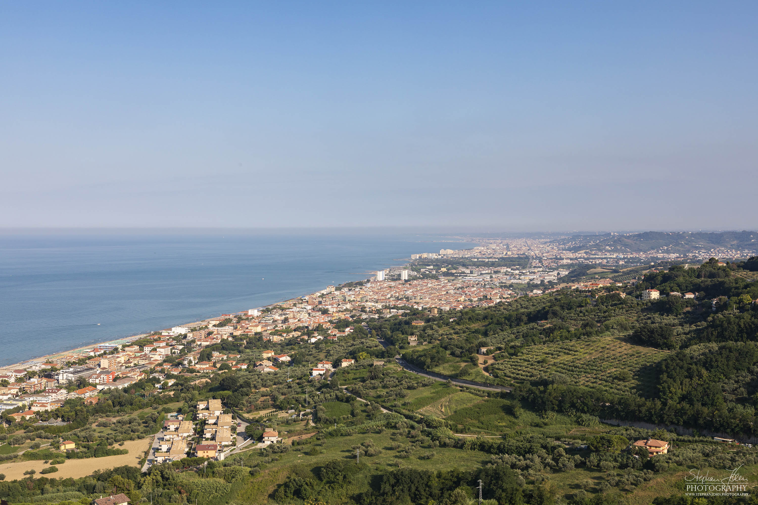 Blick von Silvi Alto nach Silvi Marina und die Adria