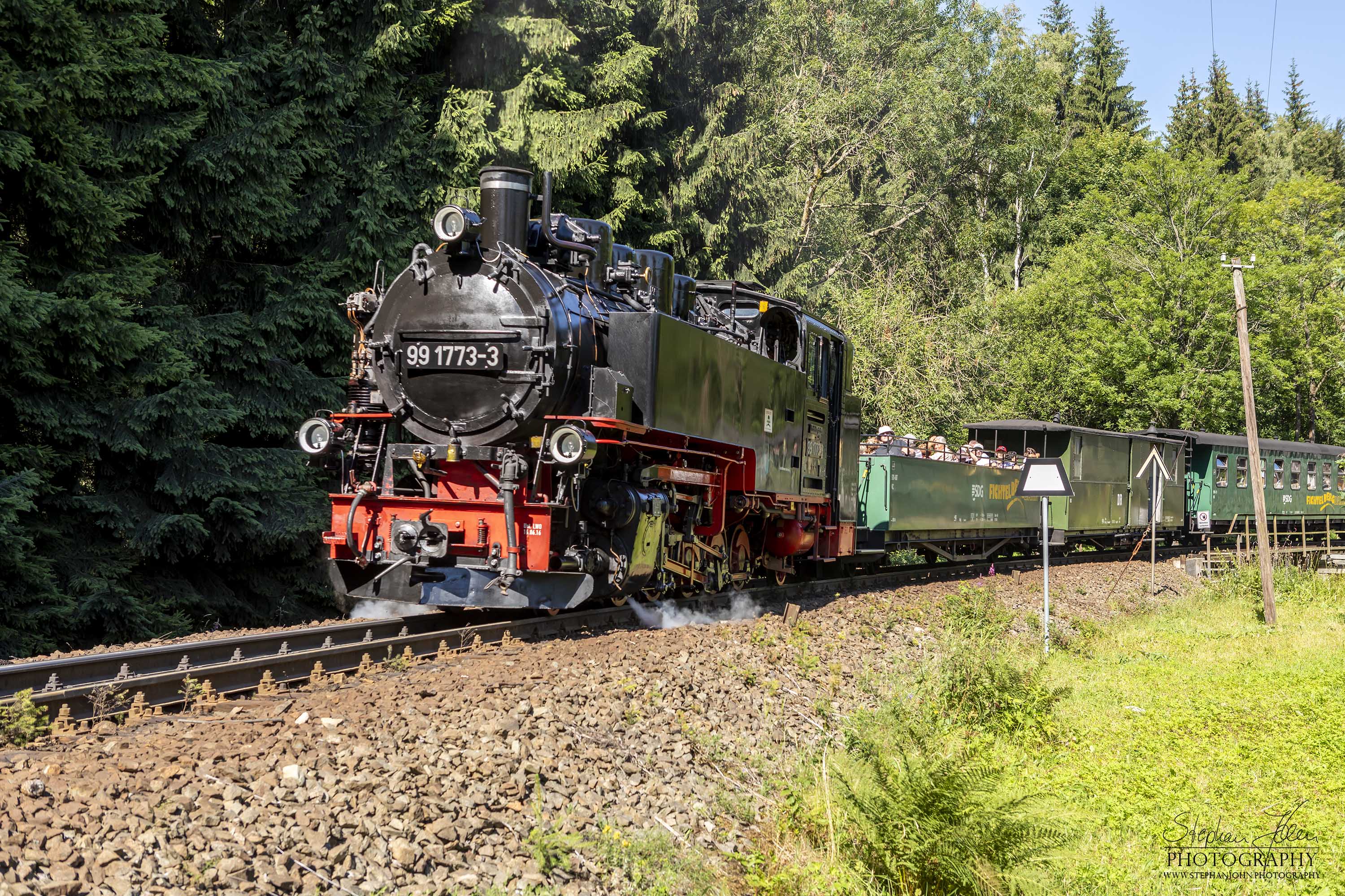 Zug P 1001 mit Lok 99 1773-3 von Cranzahl nach Oberwiesenthal beim Verlassen des Bahnhofs Vierenstraße