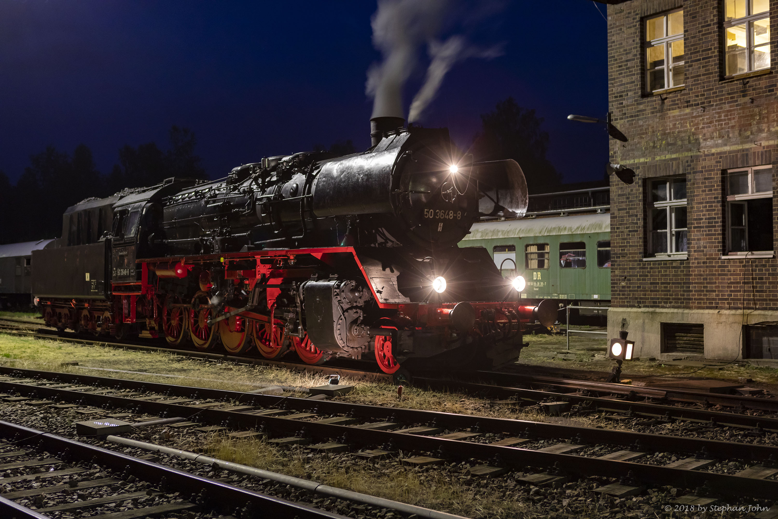 Lok 50 3648-8 wartet vor der Lokleitung