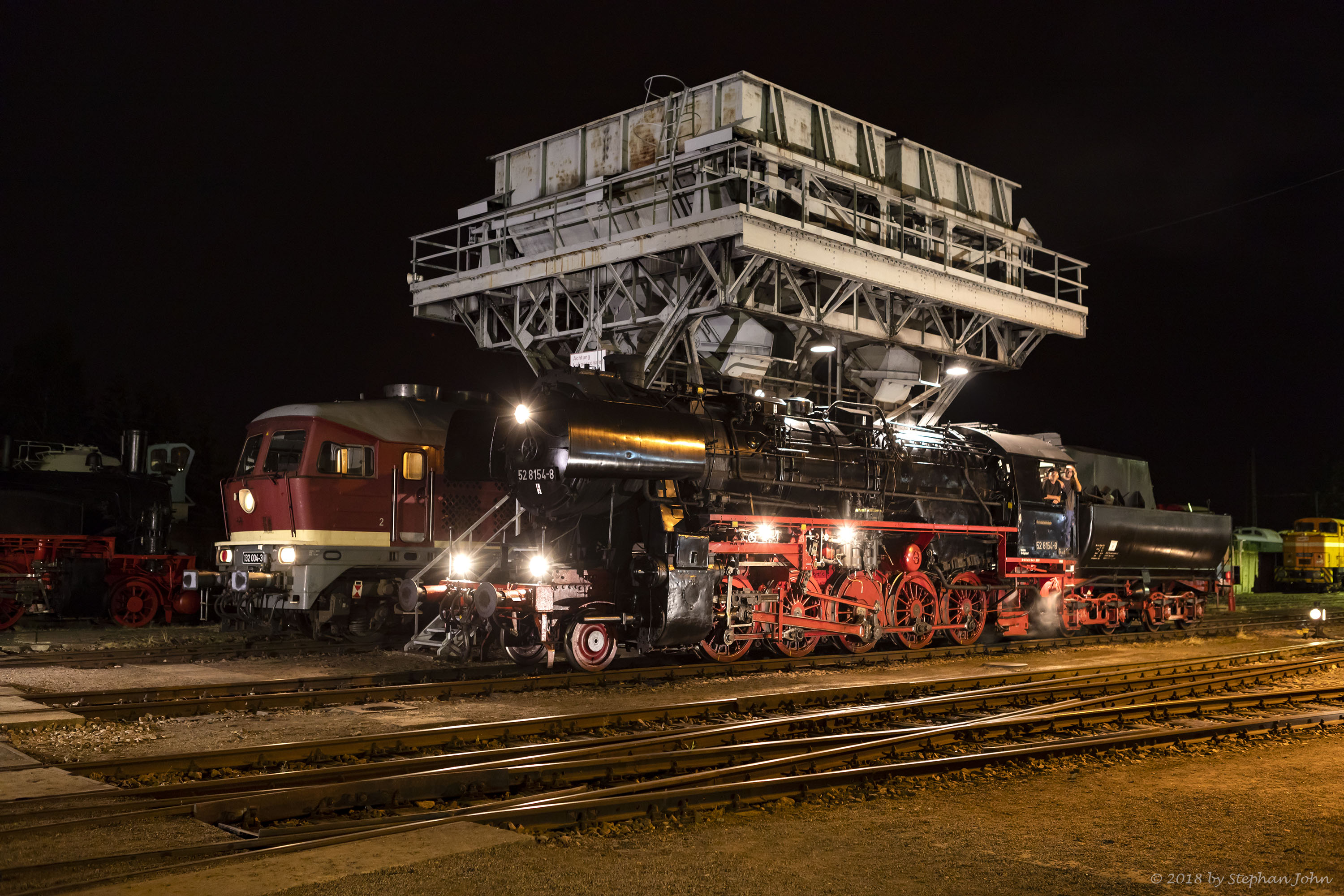 52 8154-8 und 132 004-3 am Kohlebunker im Bw Chemnitz-Hilbersdorf