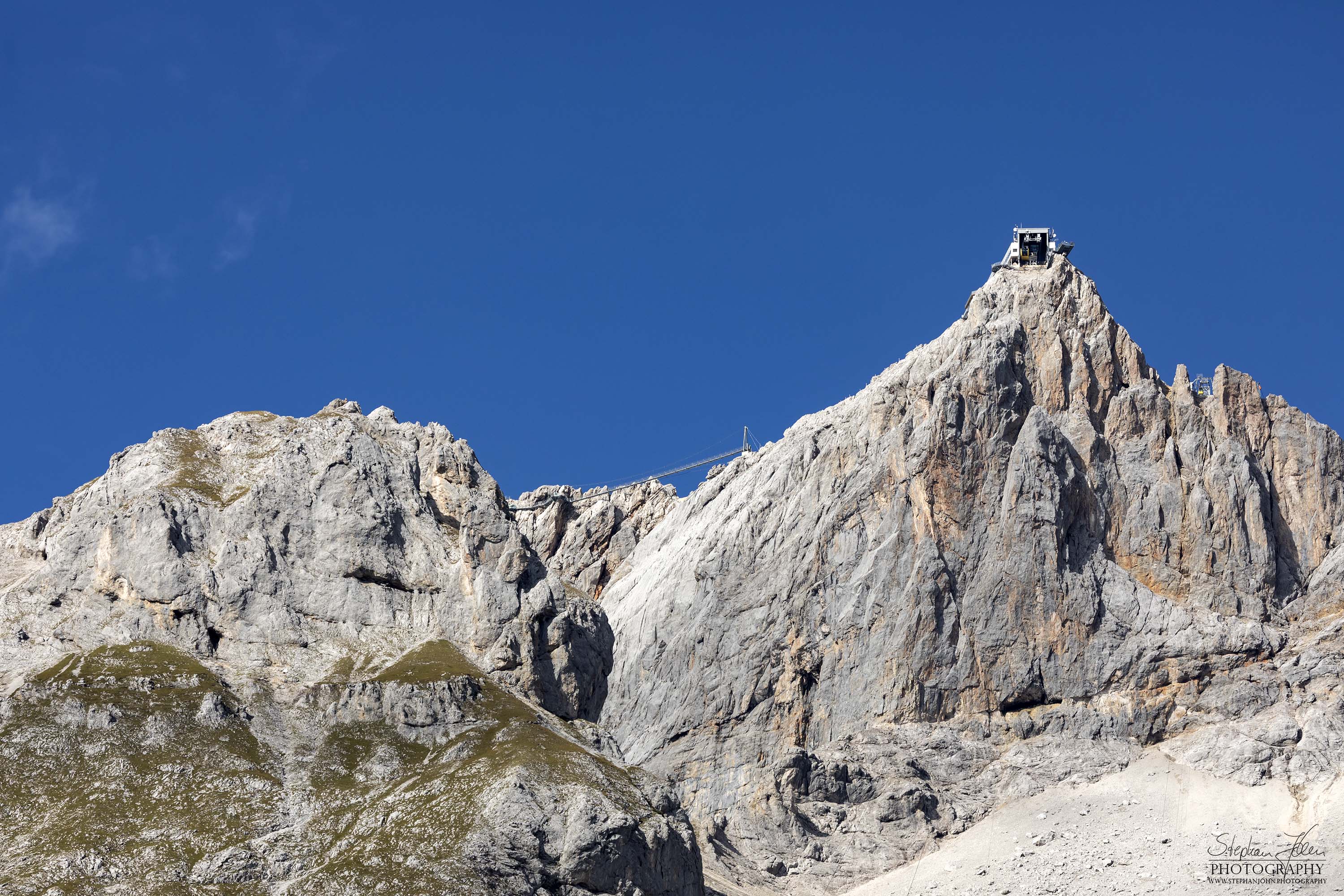 Seilbahnstation und Hängebrücke auf dem Dachstein