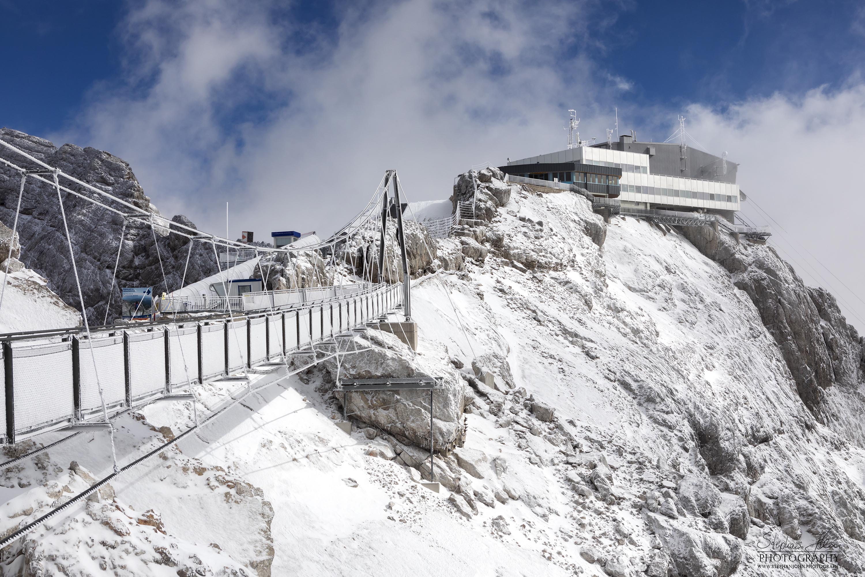 Steg und Haus auf dem Dachstein