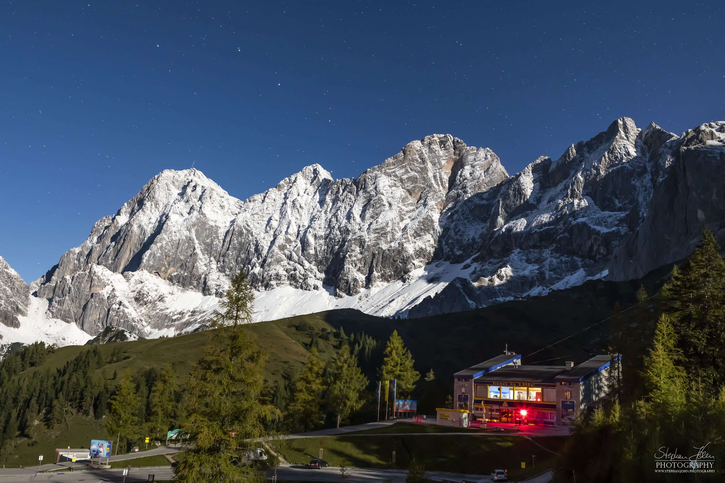 Nachtaufnahme bei Vollmond vom Dachsteinmassiv