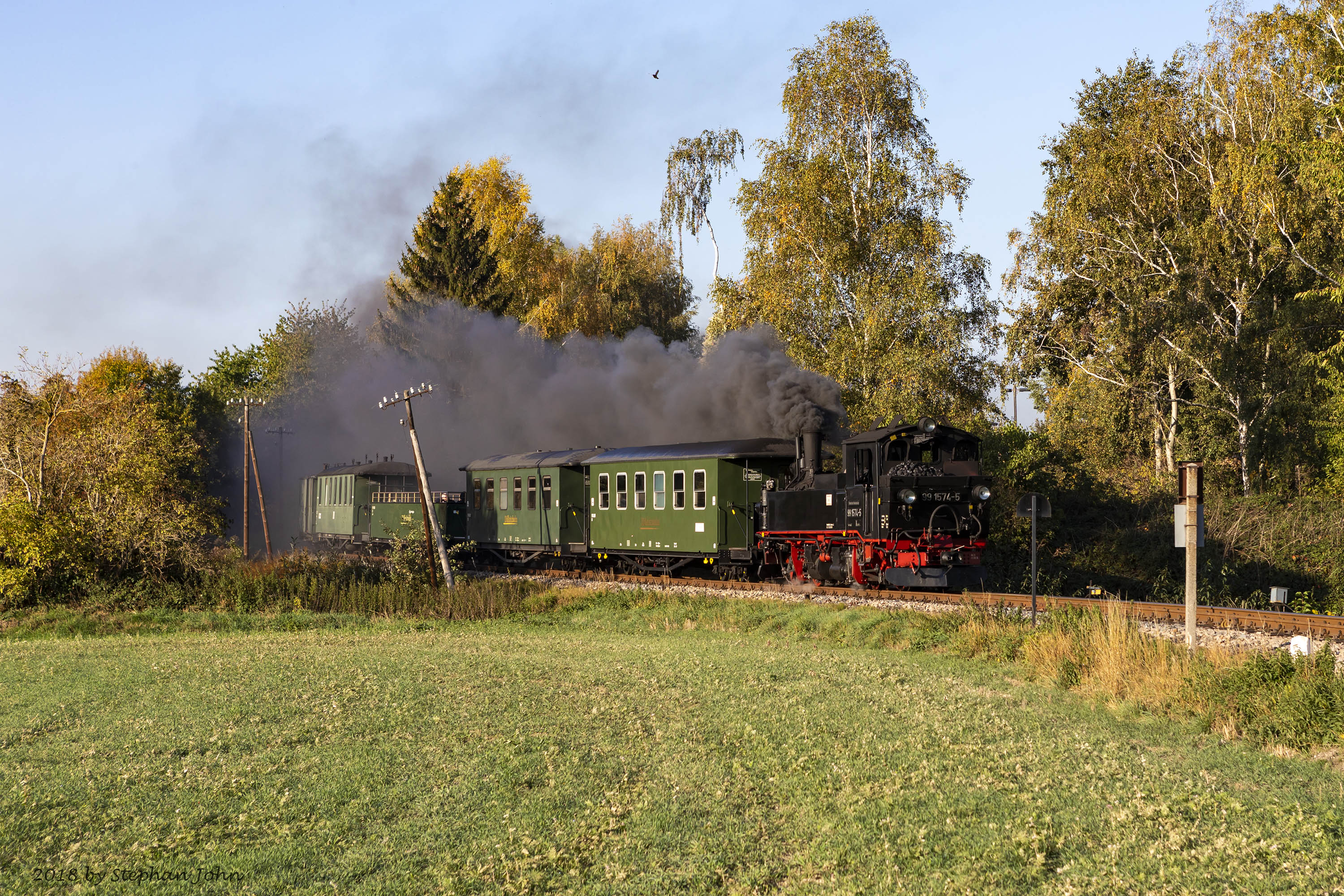 Lok 99 1574-5 mit Zug 211 nach Oschatz in der Ausfahrt aus dem Bahnhof Mügeln 