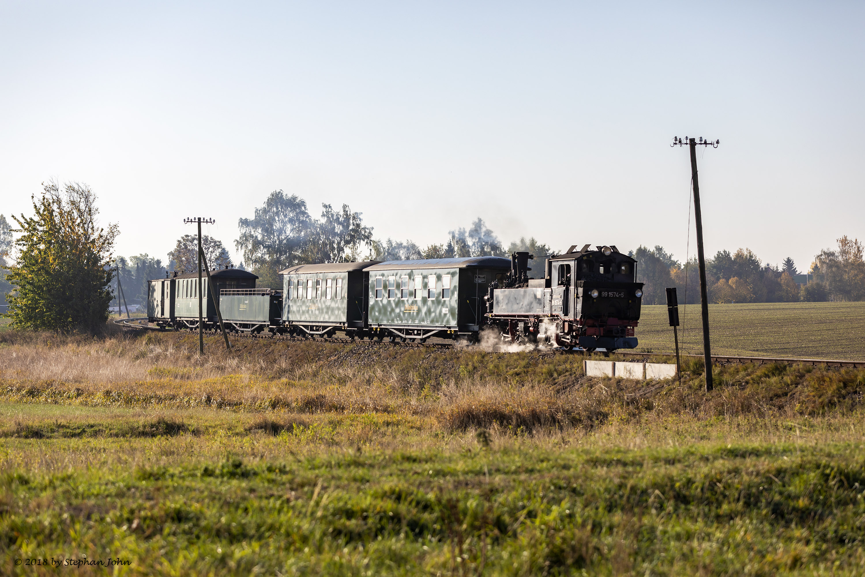 Lok 99 1574-5 mit Zug 211 nach Oschatz zwischen Naundorf und Thalheim-Kreischa