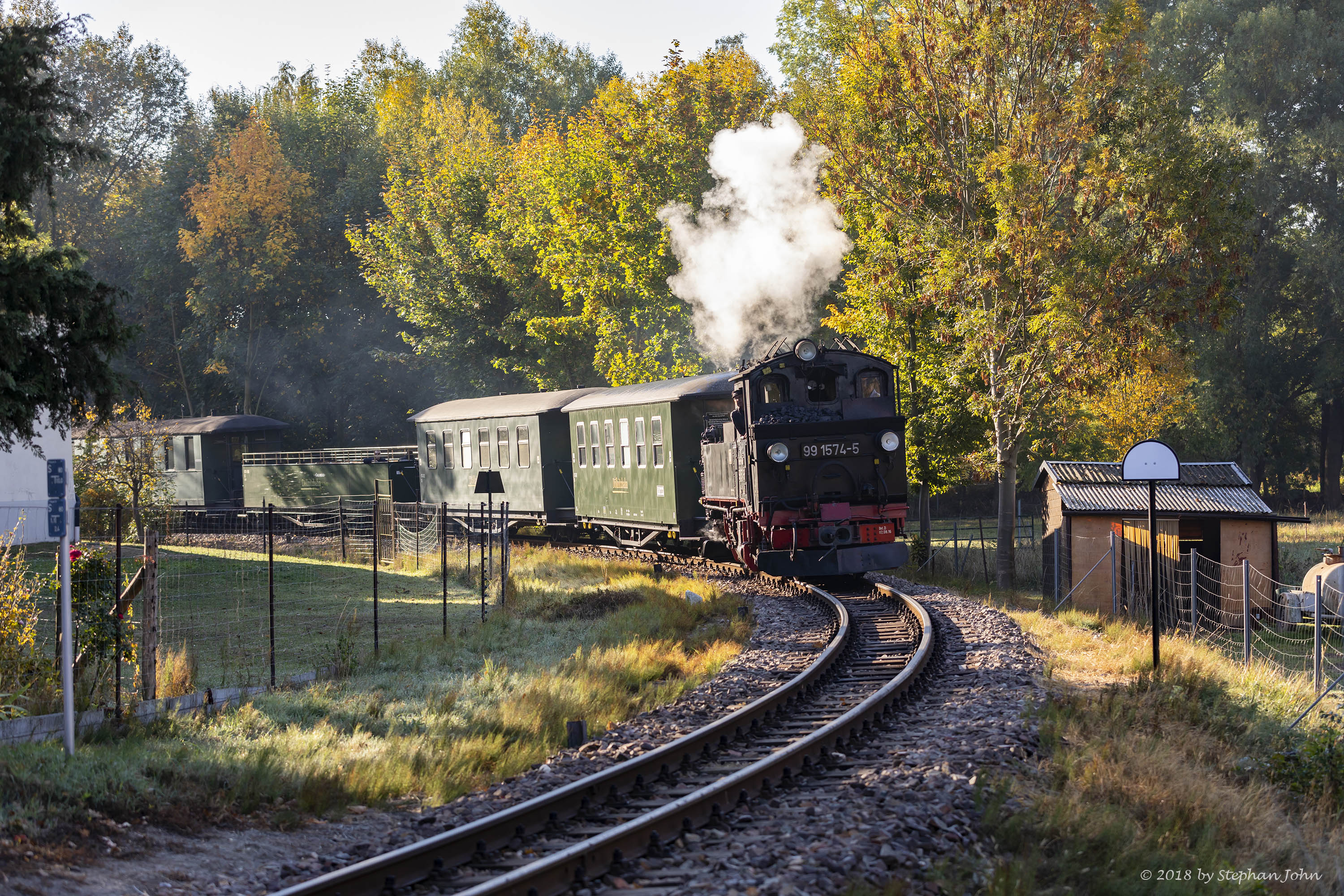 Lok 99 1574-5 mit Zug 211 nach Oschatz kurz vor dem Bahnhof Thalheim-Kreischa