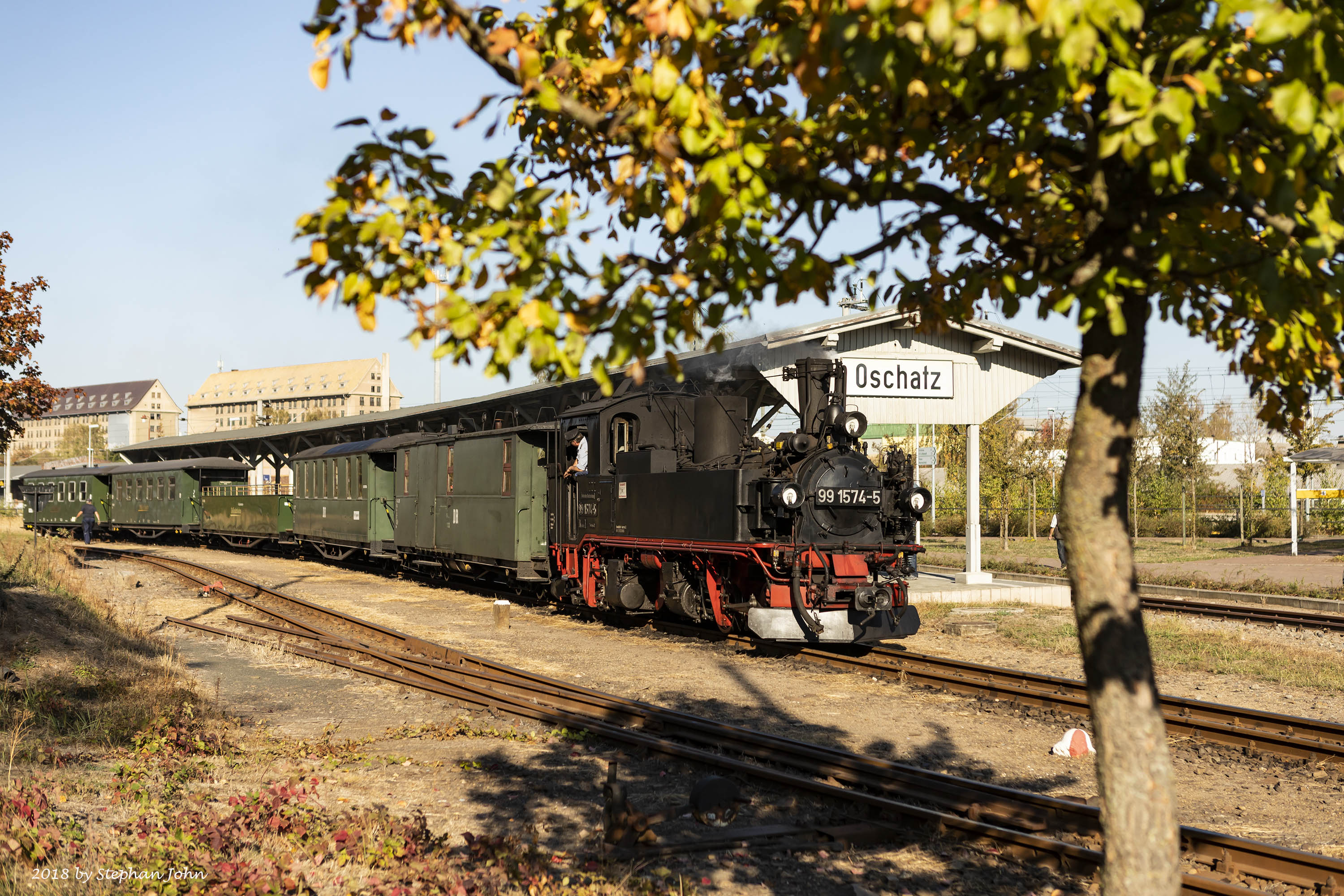 Lok 99 1574-5 mit Zug 212 nach Glossen im Bahnhof Oschatz.