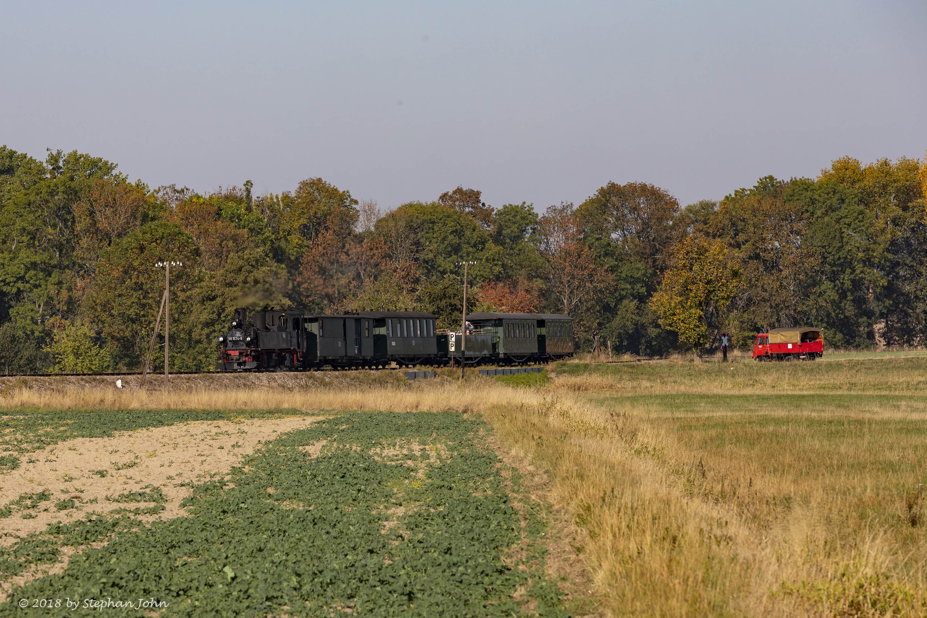 Lok 99 1574-5 mit Zug 212 nach Glossen kurz vor dem Bahnhof Naundorf.