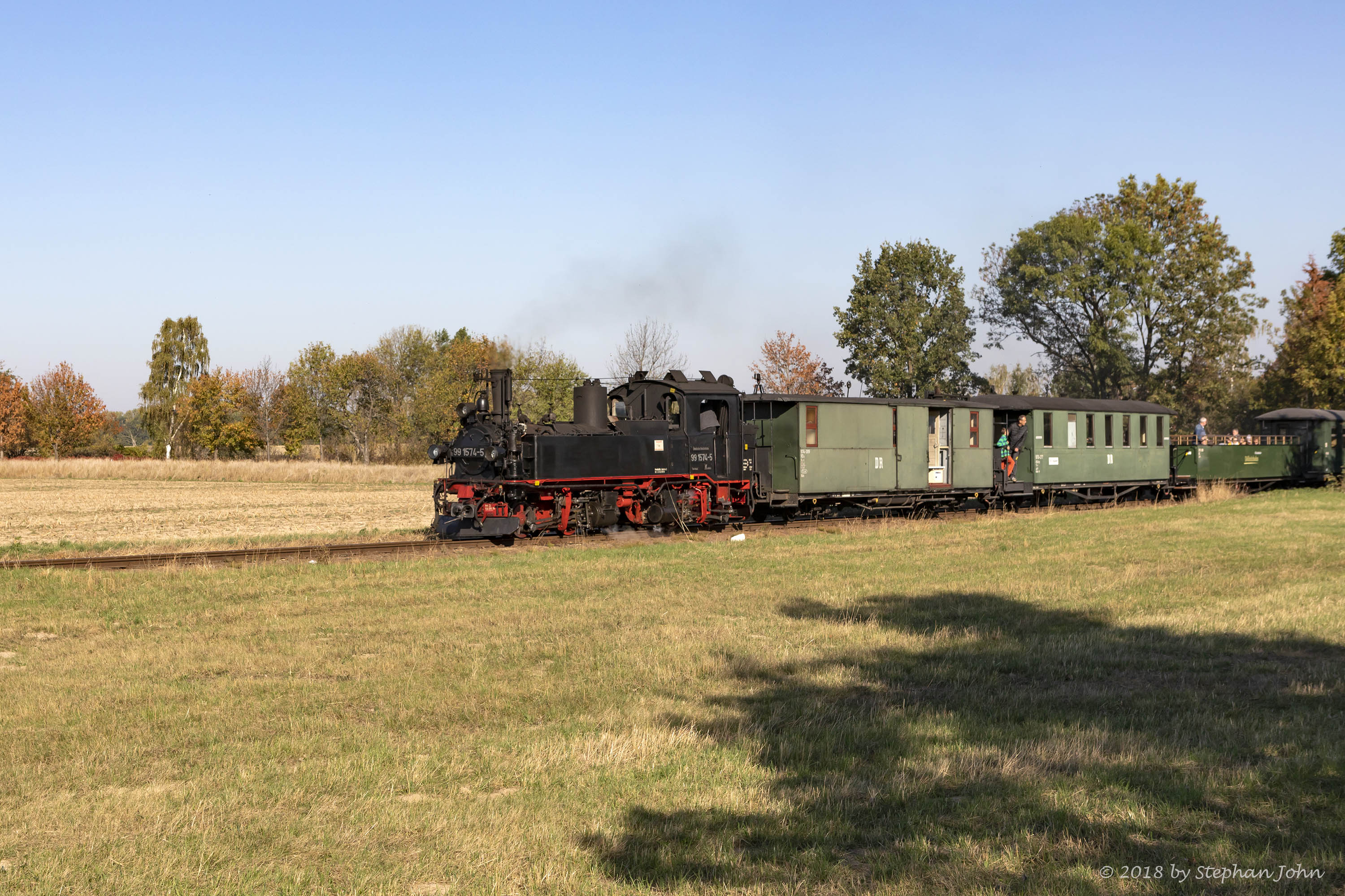 Lok 99 1574-5 mit Zug 212 nach Glossen kurz nach dem Bahnhof Naundorf.