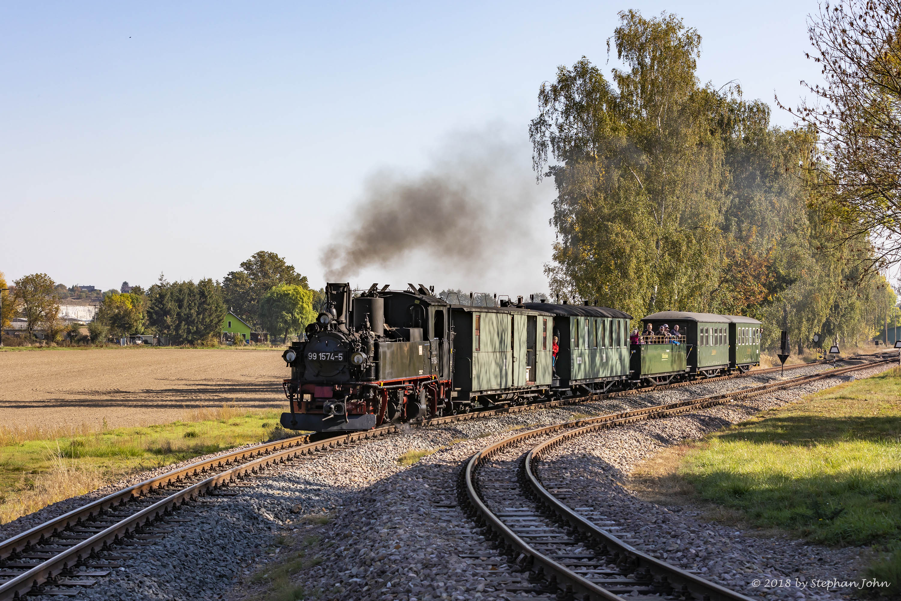 Lok 99 1574-5 mit Zug 212 nach Glossen in Nebitzschen am Abzweig