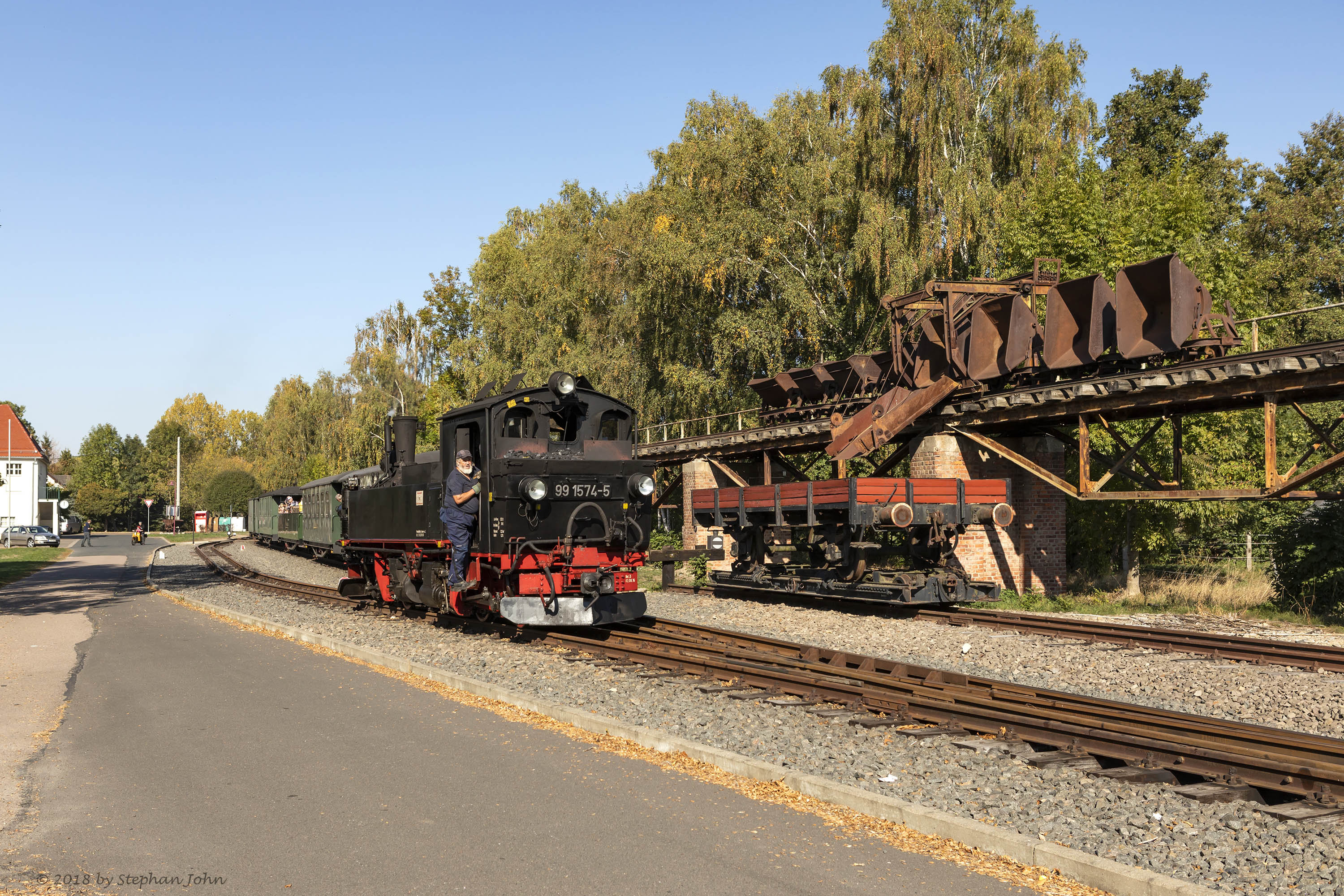 Lok 99 1574-5 beim Umfahren im Bahnhof Glossen 