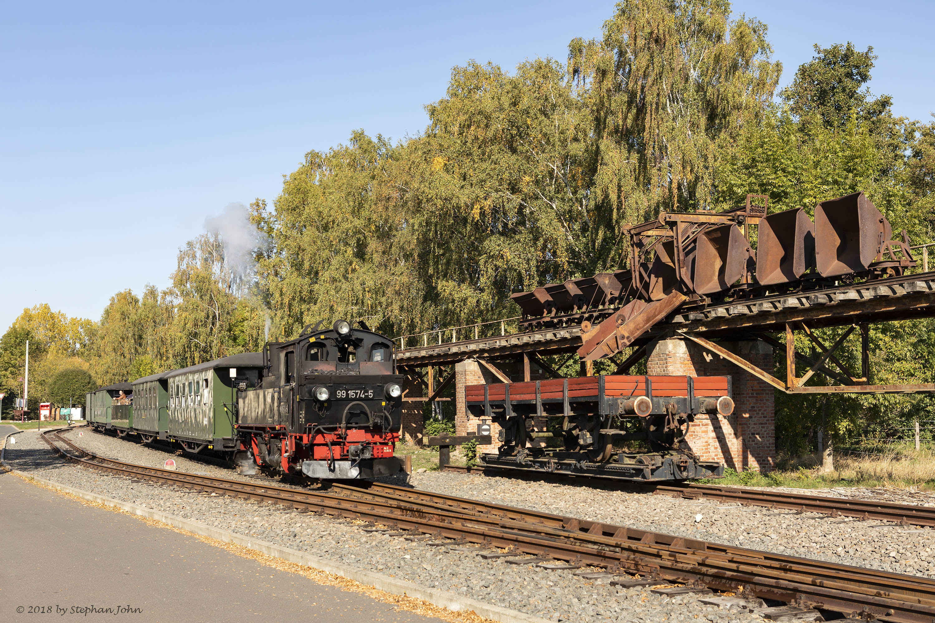 Lok 99 1574-5 mit Zug 213 von Glossen nach Oschatz in der Ausfahrt aus dem Bahnhof Glossen