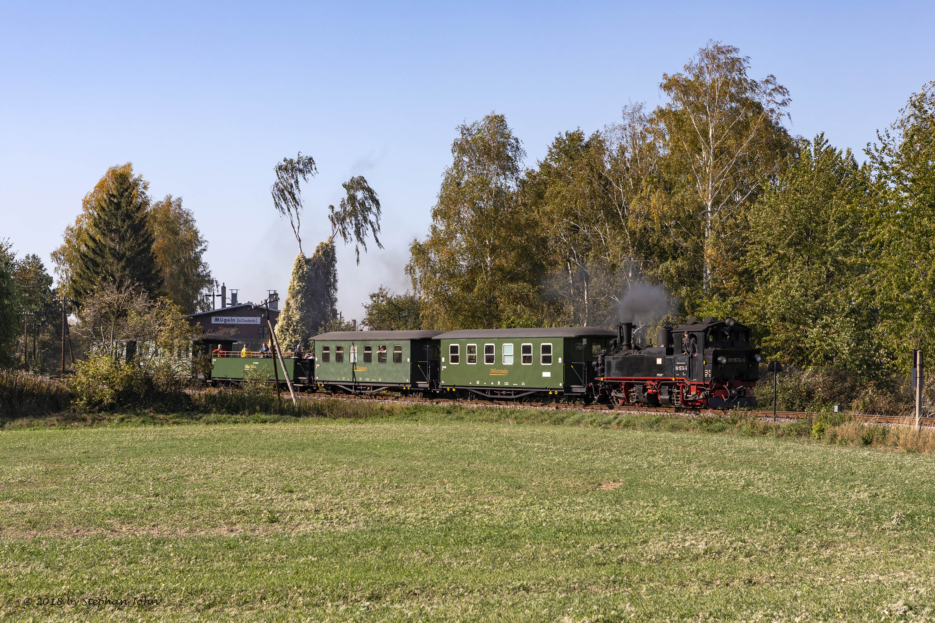 Lok 99 1574-5 mit Zug 213 nach Oschatz in der Ausfahrt aus dem Bahnhof Mügeln