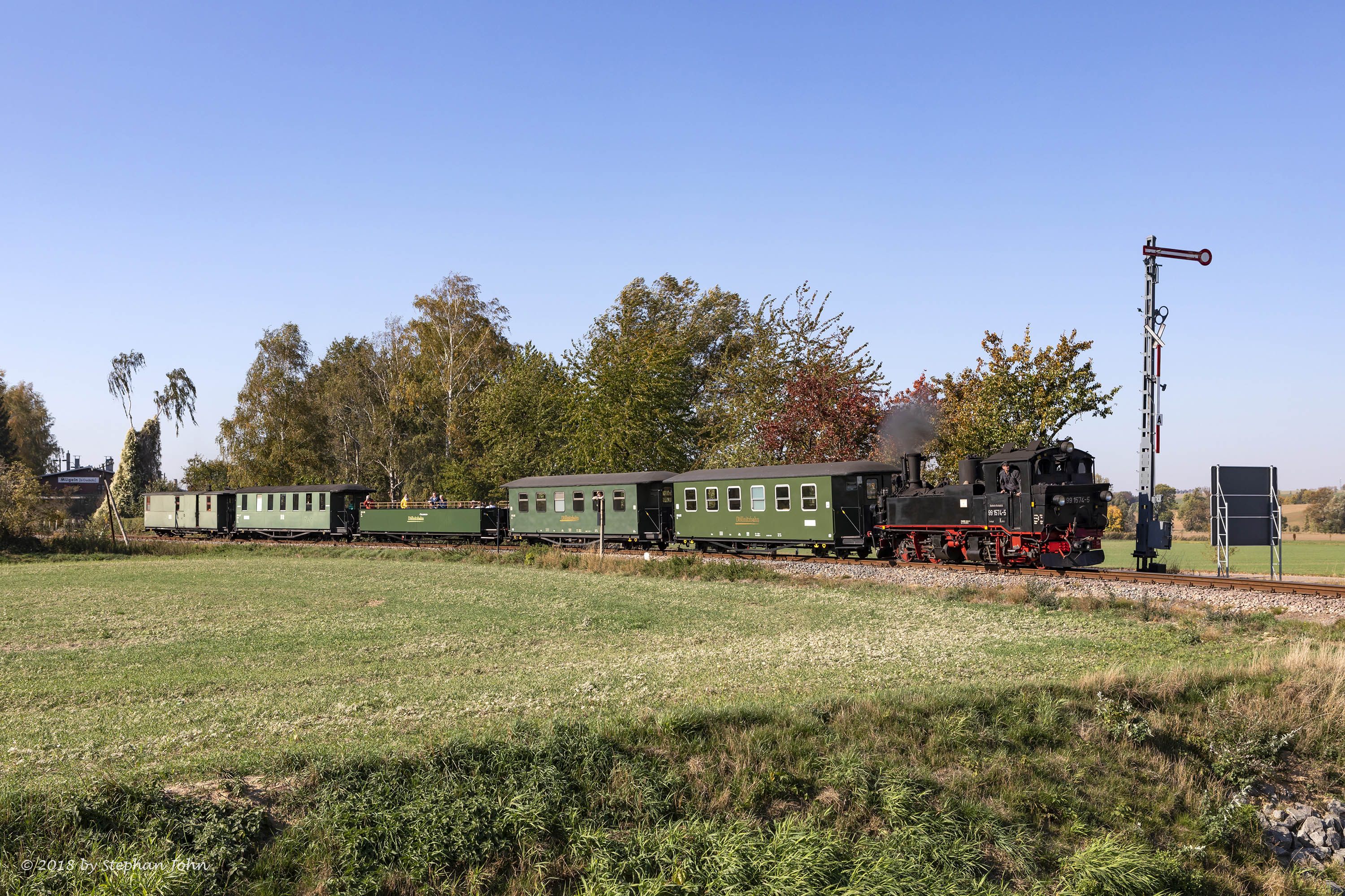 Lok 99 1574-5 mit Zug 213 nach Oschatz in der Ausfahrt aus dem Bahnhof Mügeln