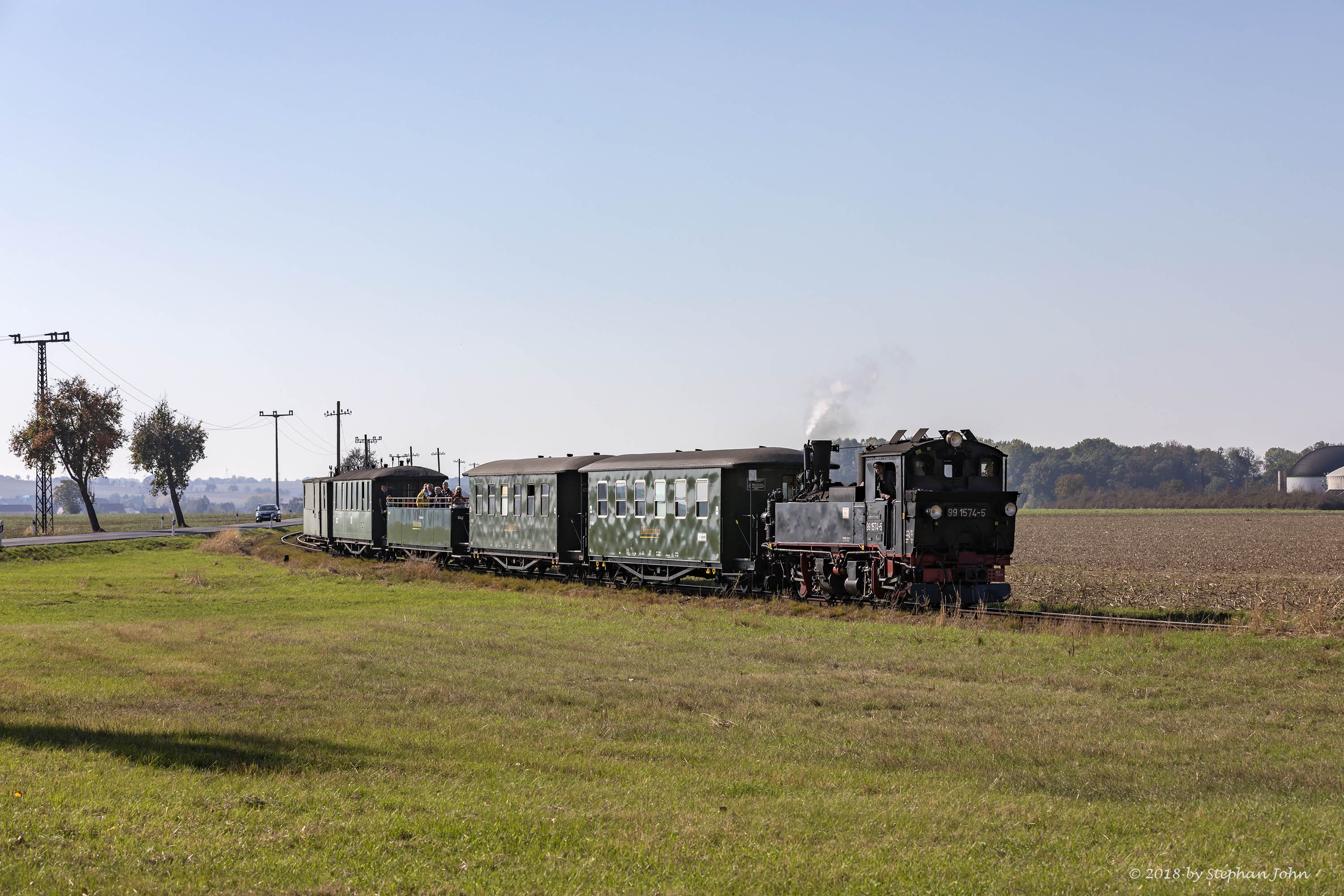 Lok 99 1574-5 mit Zug 213 nach Oschatz kurz vor dem Bahnhof Naundorf.