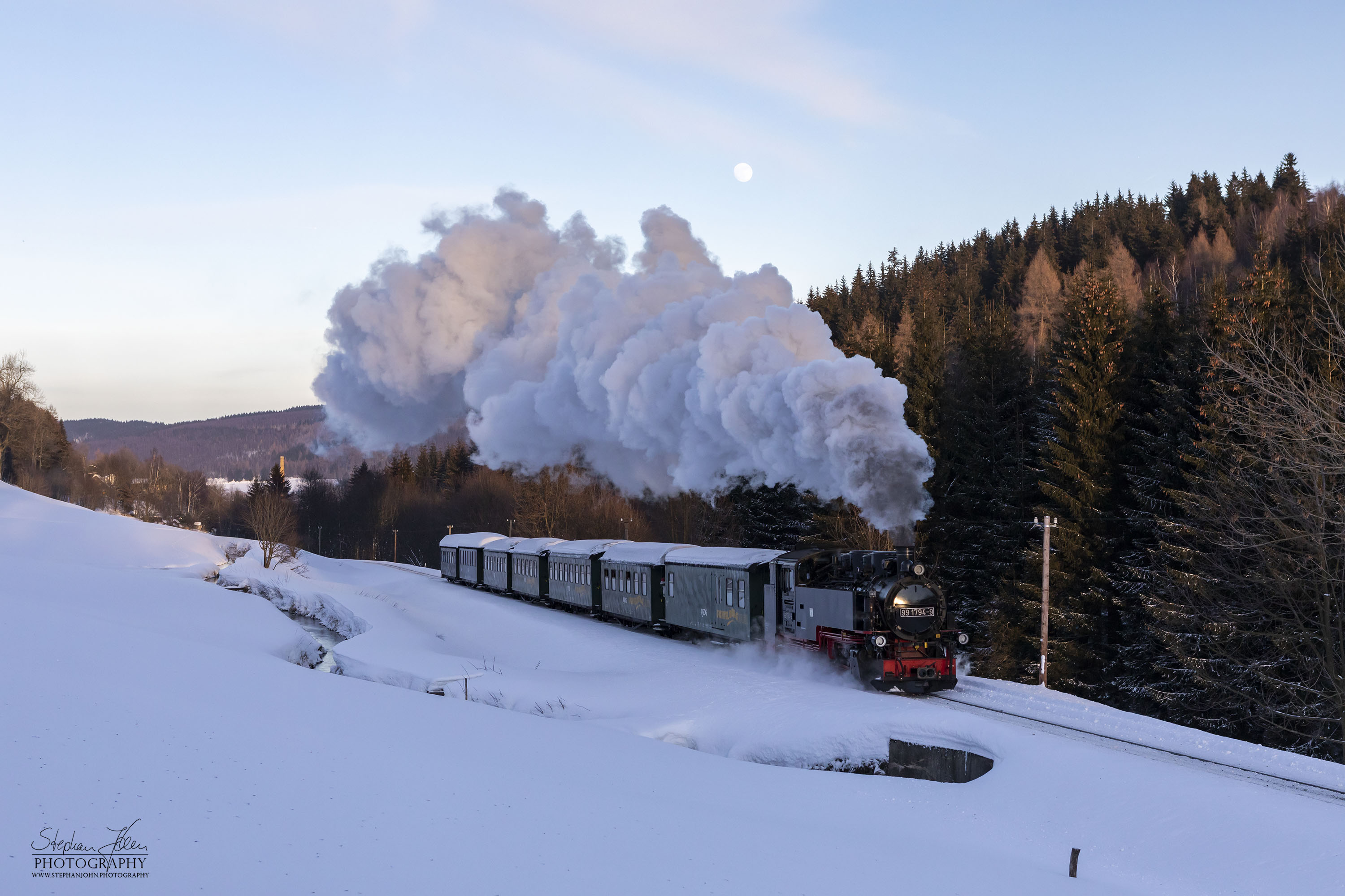 P 1007 mit Lok 99 1794-zwischen Hammerunterwiesenthal und Oberwiesenthal