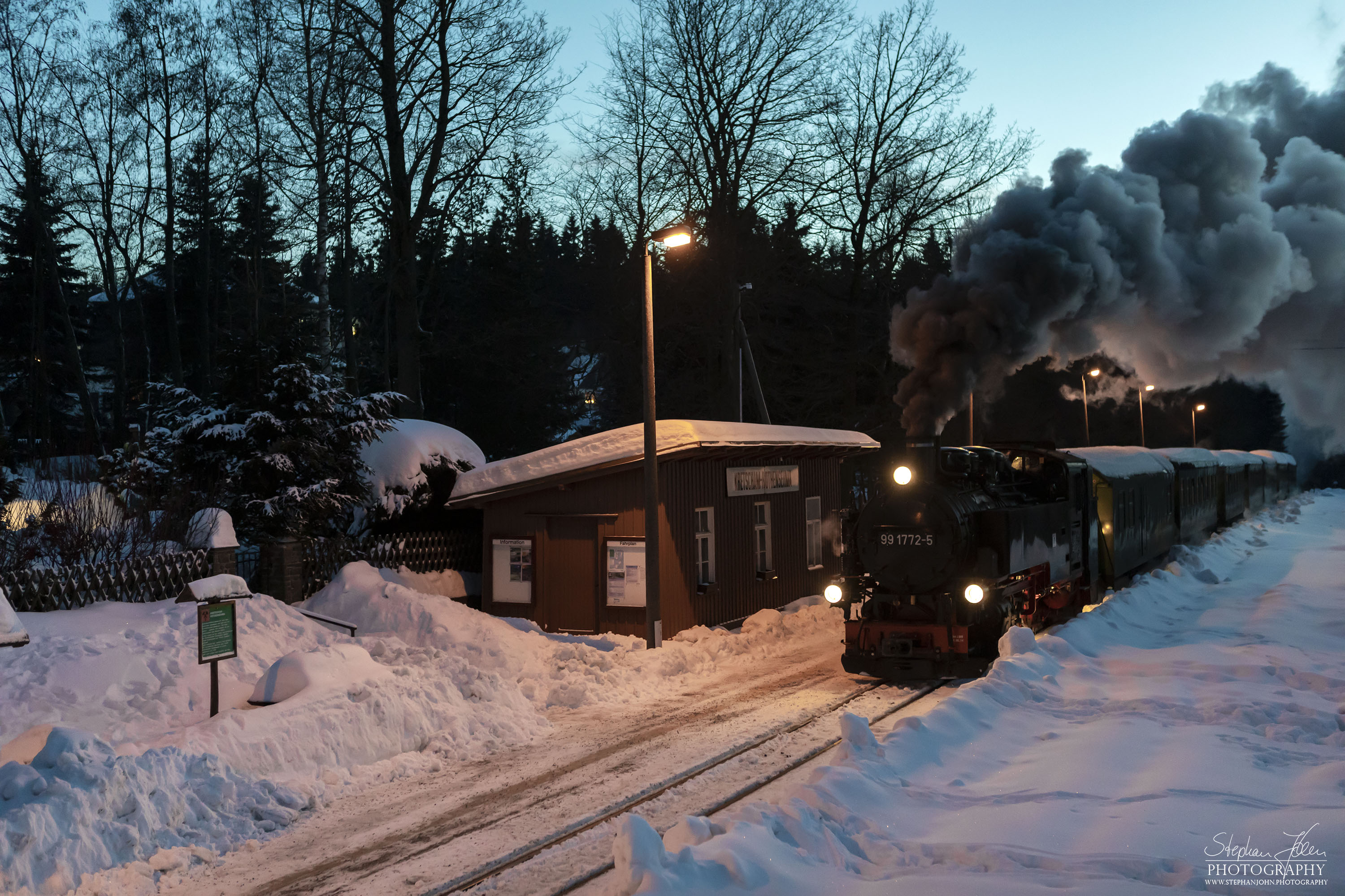 P 1009 mit Lok 99 1772-5 erreicht den Bahnhof Kretscgam-Rothensehma