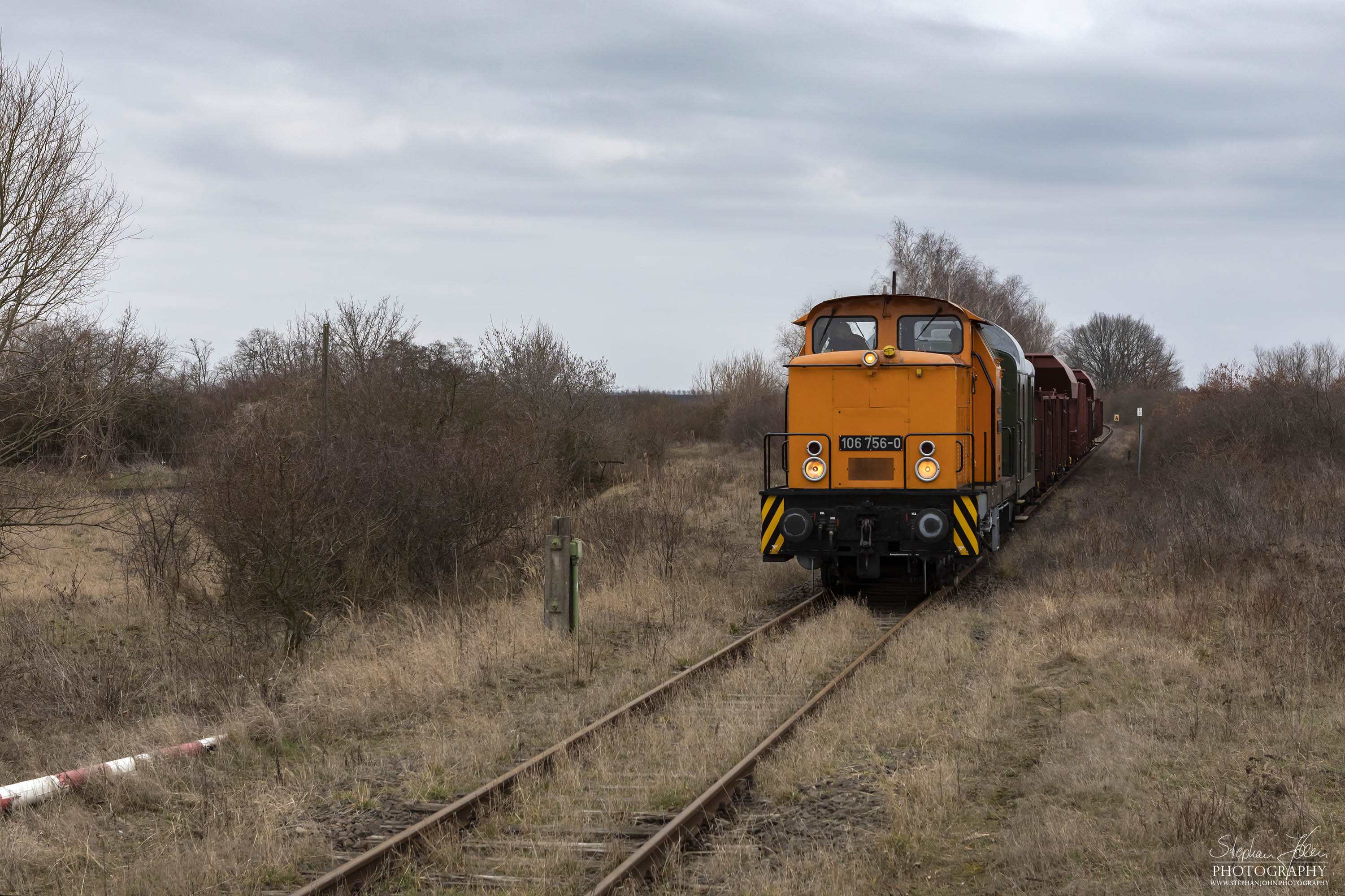 Zug 56558 mit Lok 106 756-0 von Köthen nach Aken kurz vor dem Bahnübergang in Trebbichau