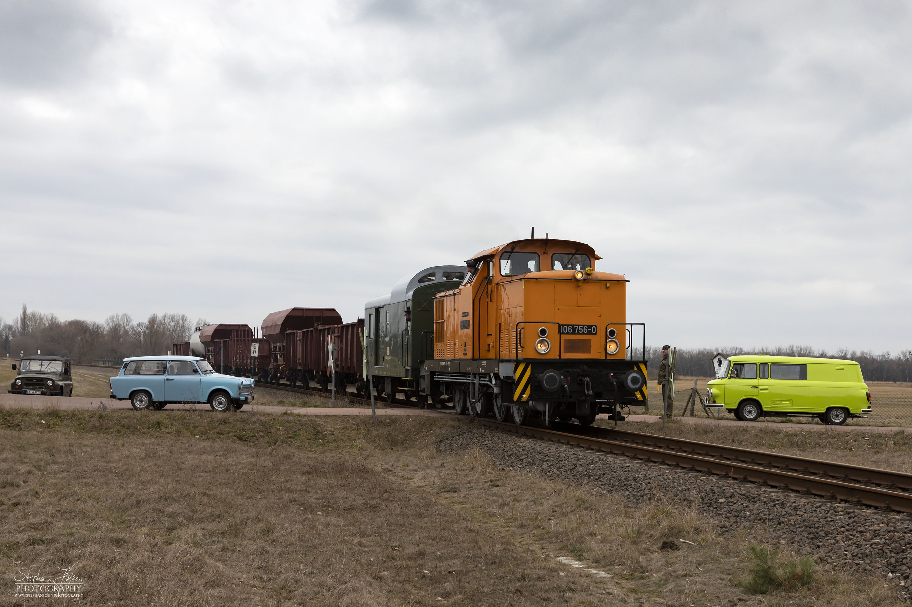 Zug 56558 mit Lok 106 756-0 von Köthen nach Aken passiert zwischen Trebbichau und Aken einen Bahnübergang.