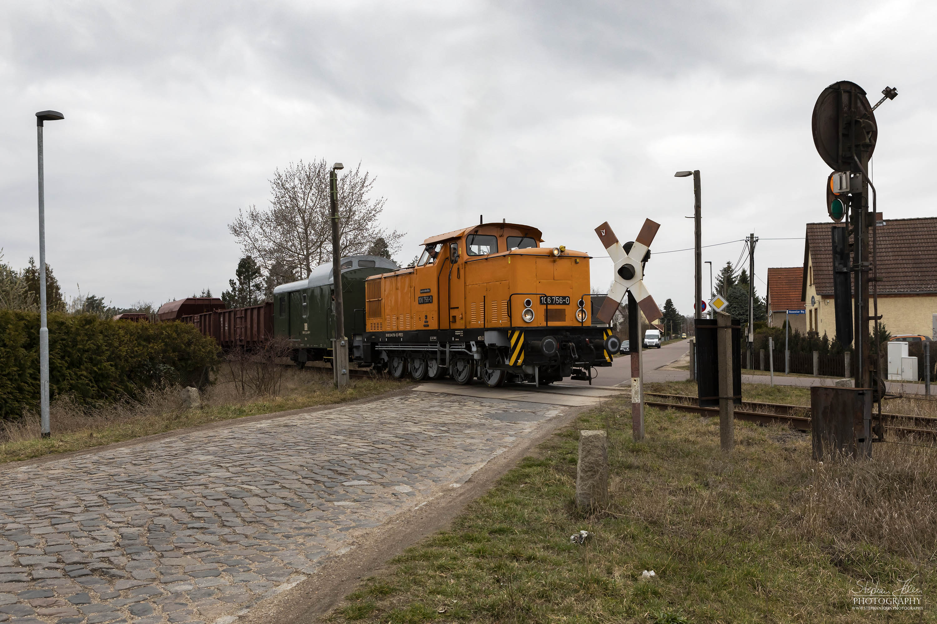 Zug 56558 mit Lok 106 756-0 von Köthen nach Aken an einem Bahnübergang in der Ortslage Aken