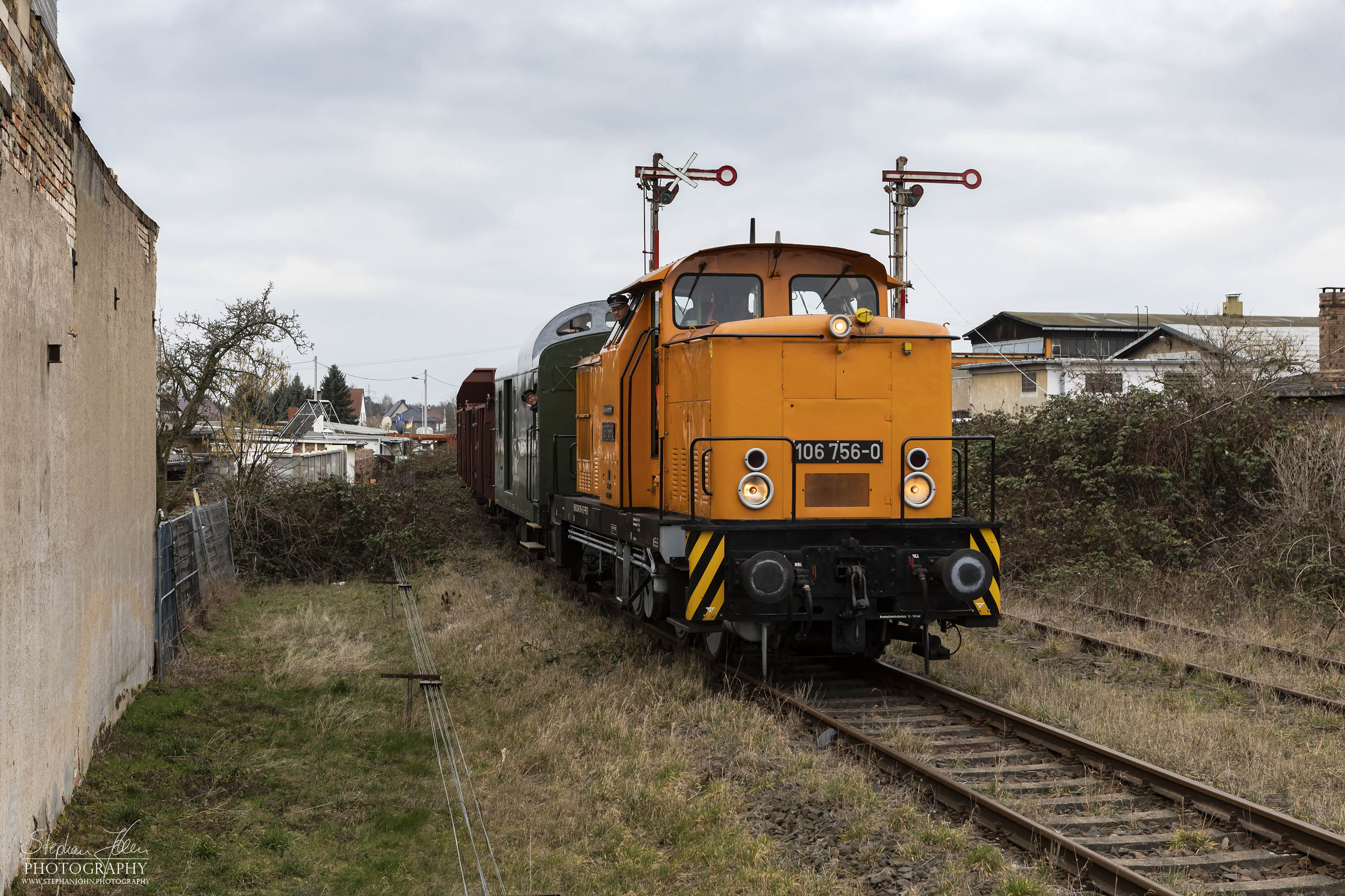 Zug 56558 mit Lok 106 756-0 von Köthen nach Aken erreicht den Bahnhof Aken