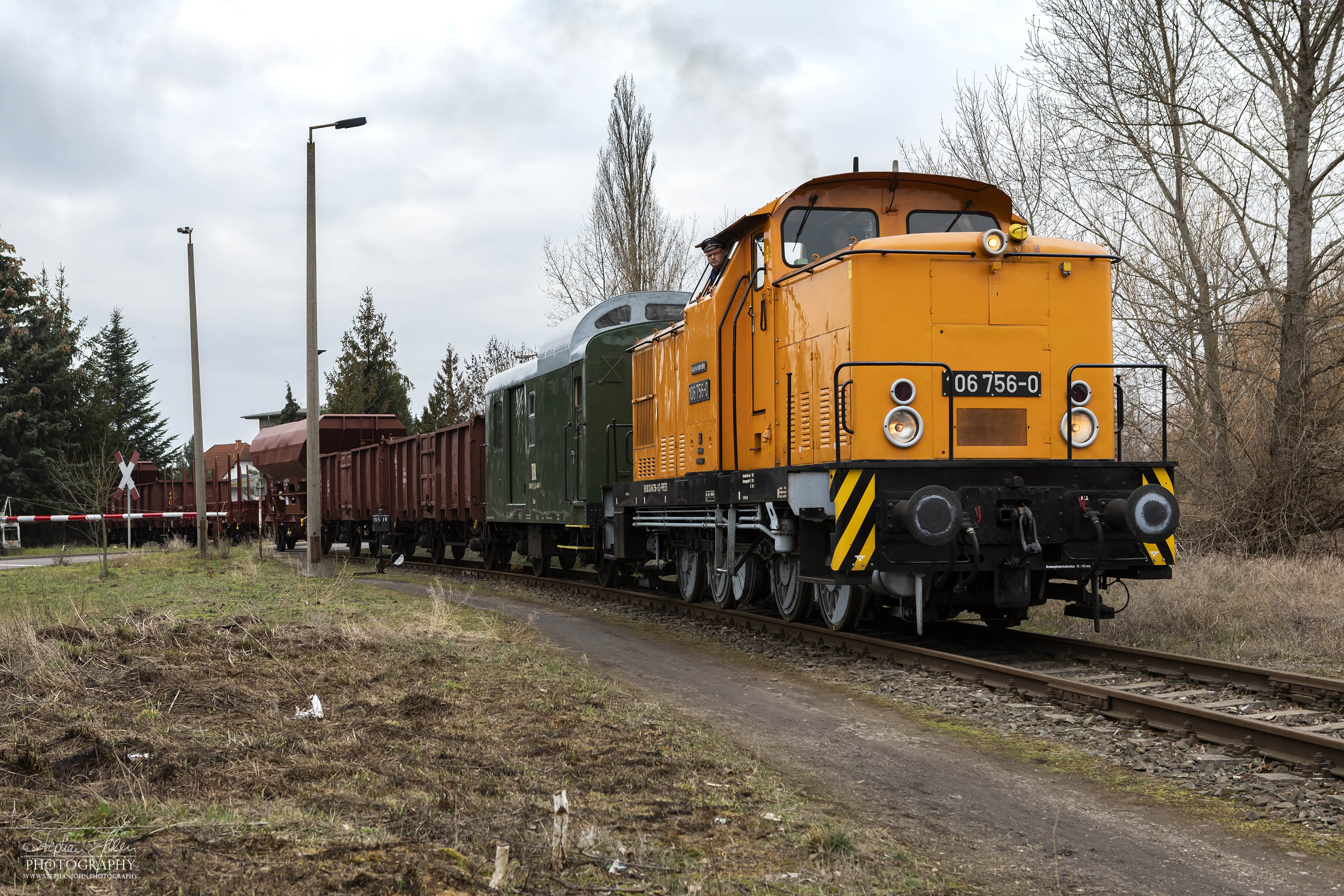 Zug 56558 mit Lok 106 756-0 von Köthen fährt vom Bahnhof Aken in den Hafen