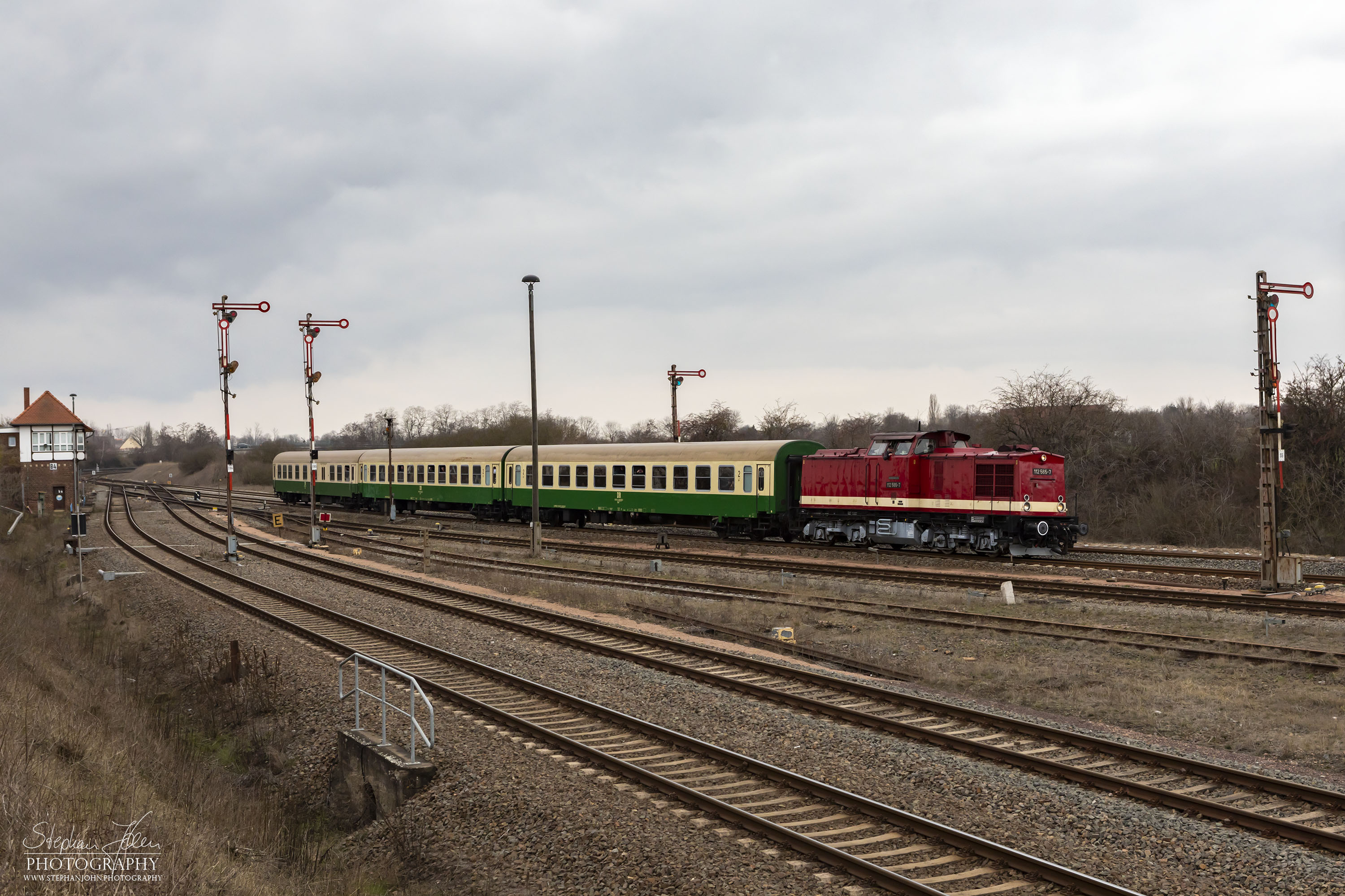 Zug 61438 von Bernburg nach Dessau Hbf passiert das Stellwerk B4 im Bahnhof Köthen