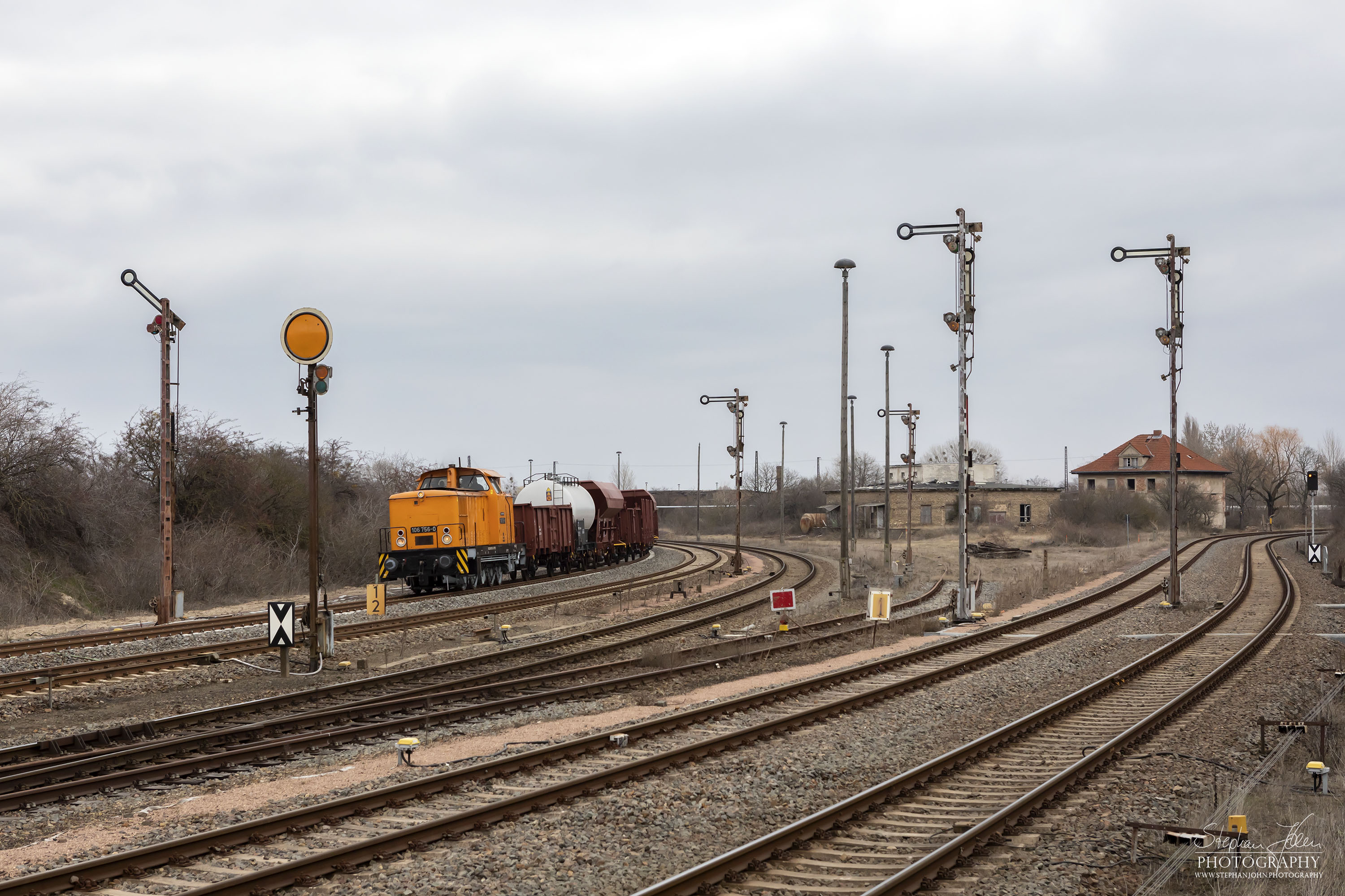 Zug 88928 mit Lok 106 756-0 von Köthen auf dem Weg nach Baalberge am Stellwerk B4 in Köthen.