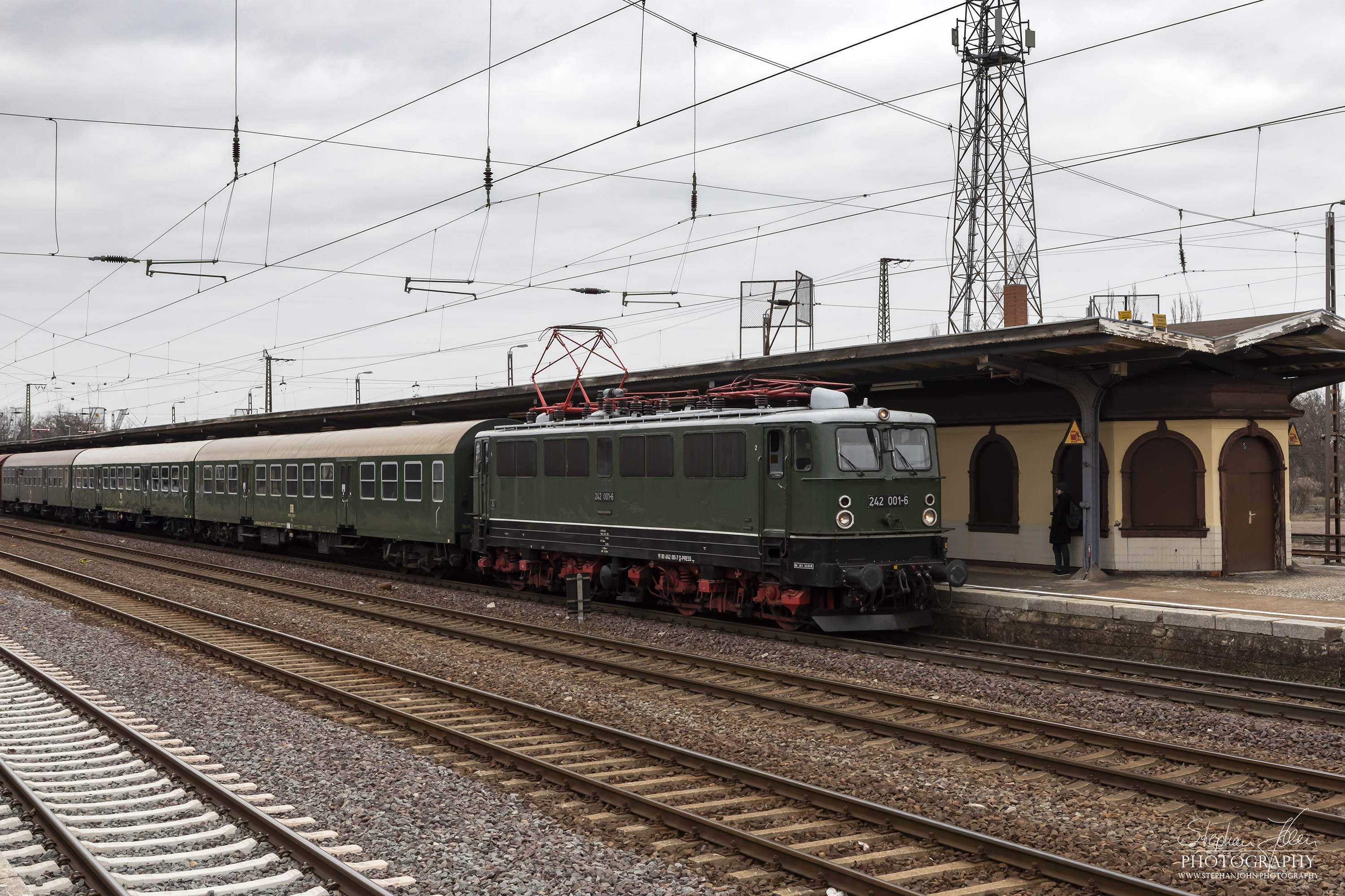 Angekommener Zug 62189 mit Lok 242 001-6 aus Calbe Ost steht am Bahnsteig 4 in Köthen und wartet auf die Fahrt in die Abstellgruppe.