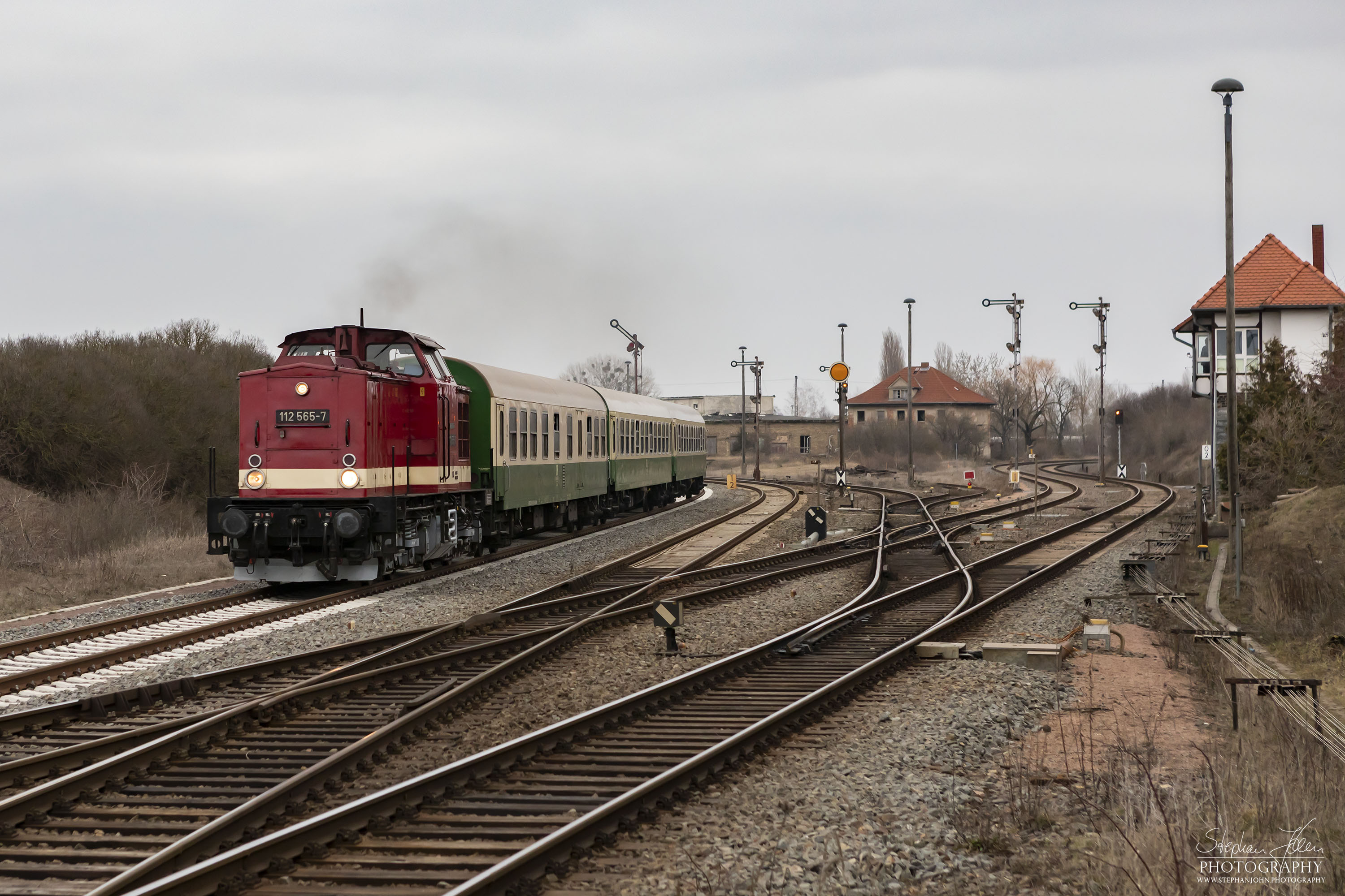 Zug 62144 mit Lok 112 565-7 von Dessau Hbf nach Bernburg verlässt den Bahnhof Köthen