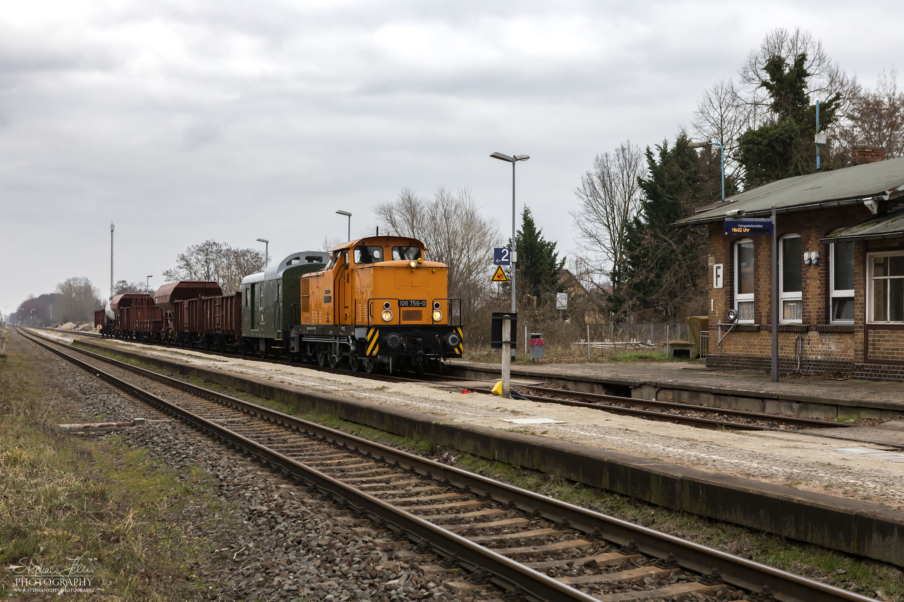 Zug 88932 mit Lok 106 756-0 steht im Bahnhof Dessau Mosigkau und wartet auf die Abfahrt nach Köthen