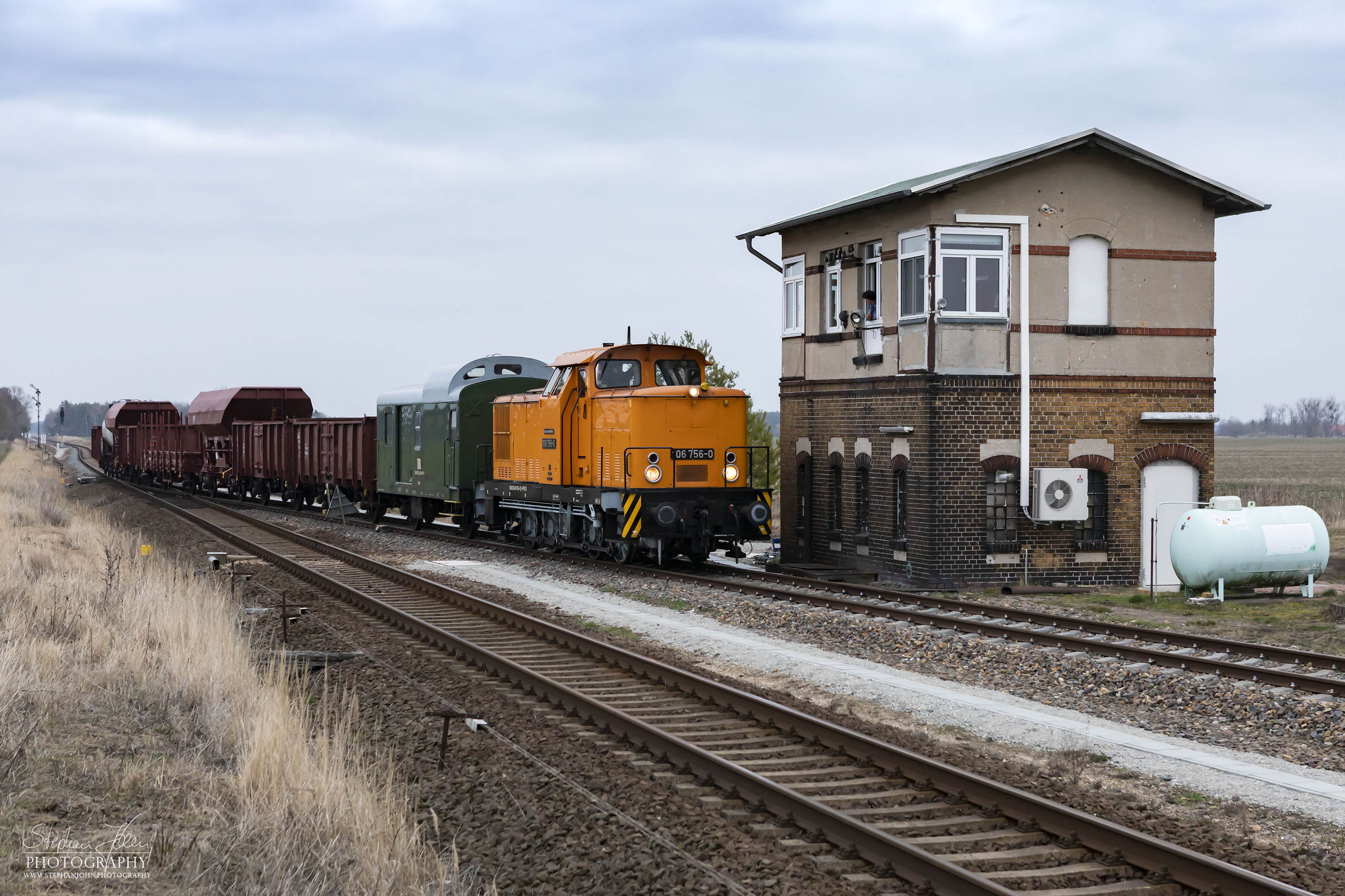 Zug 88932 von Dessau Mosigkau nach Köthen fährt in den Bahnhof Elsnigk ein