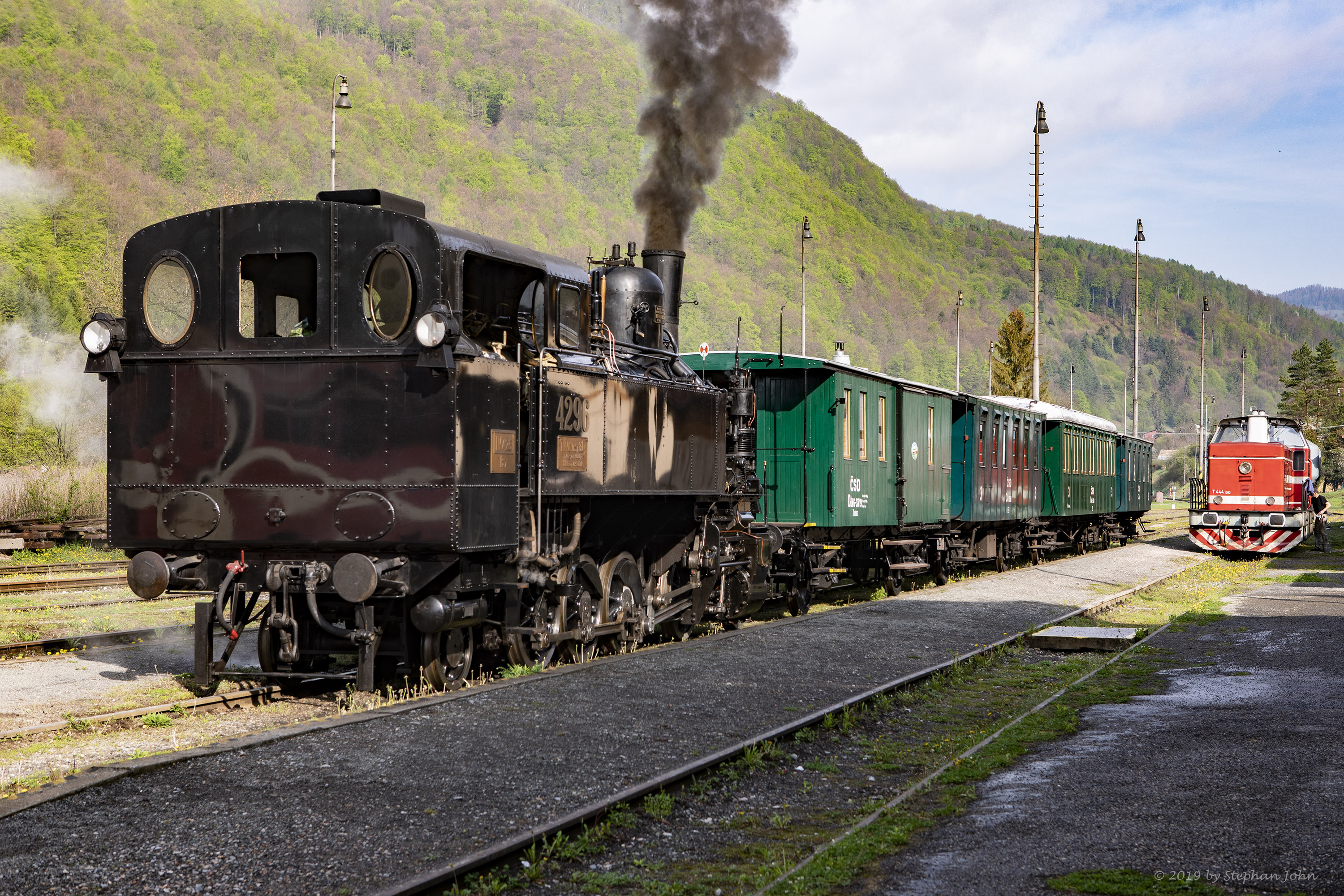 <p>Der Zug nach Zbojská steht im Bahnhof Tisovec bereit</p>