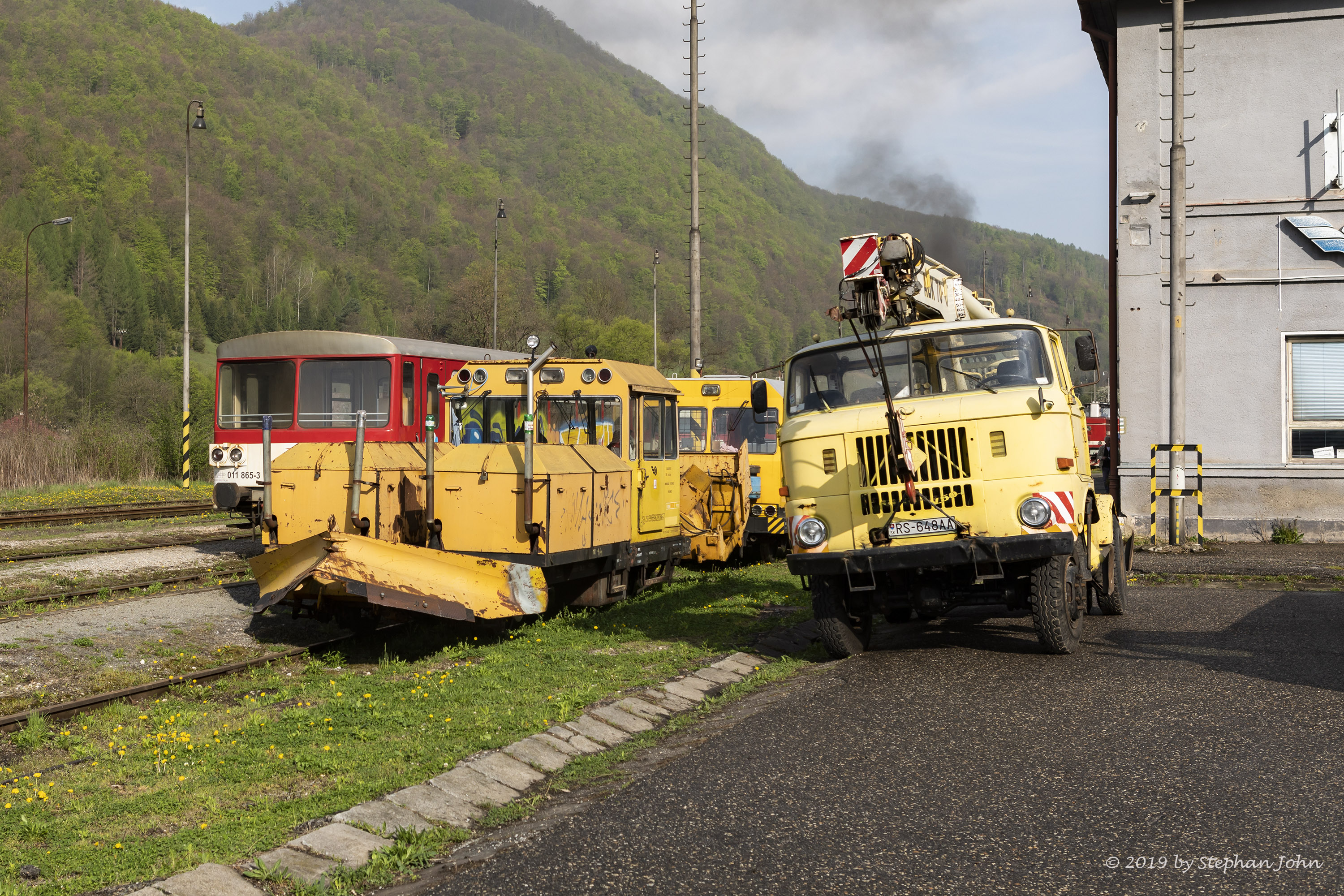 <p>Am Bahnhof Tisovec wartet ein Autokran W50 aus IFA-DDR-Produktion auf den Tageseinsatz</p>