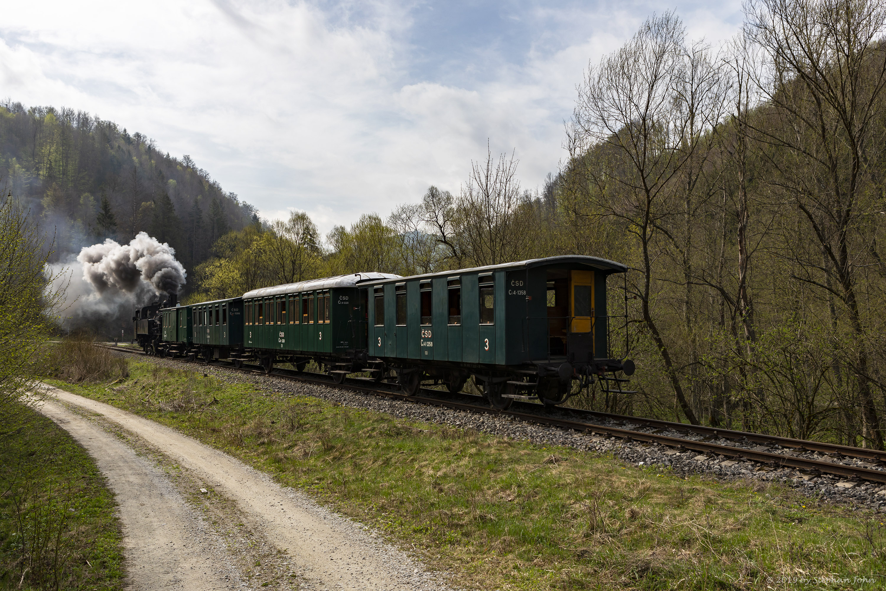 <p>Die Lok 4296 schiebt den Zug in Richtung Zbojská</p>