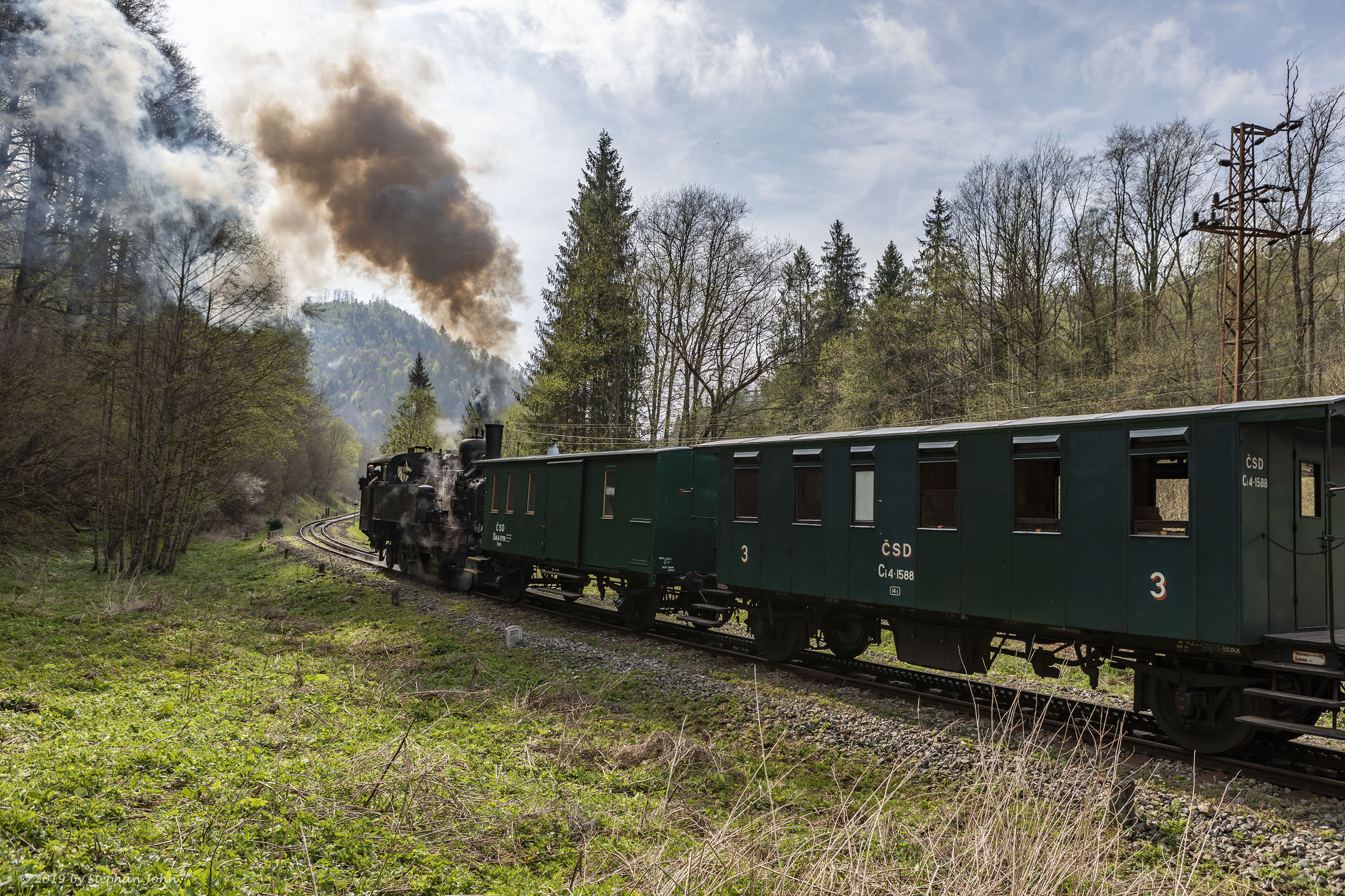 <p>Die Lok 4296 schiebt den Zug in Richtung Zbojská</p>