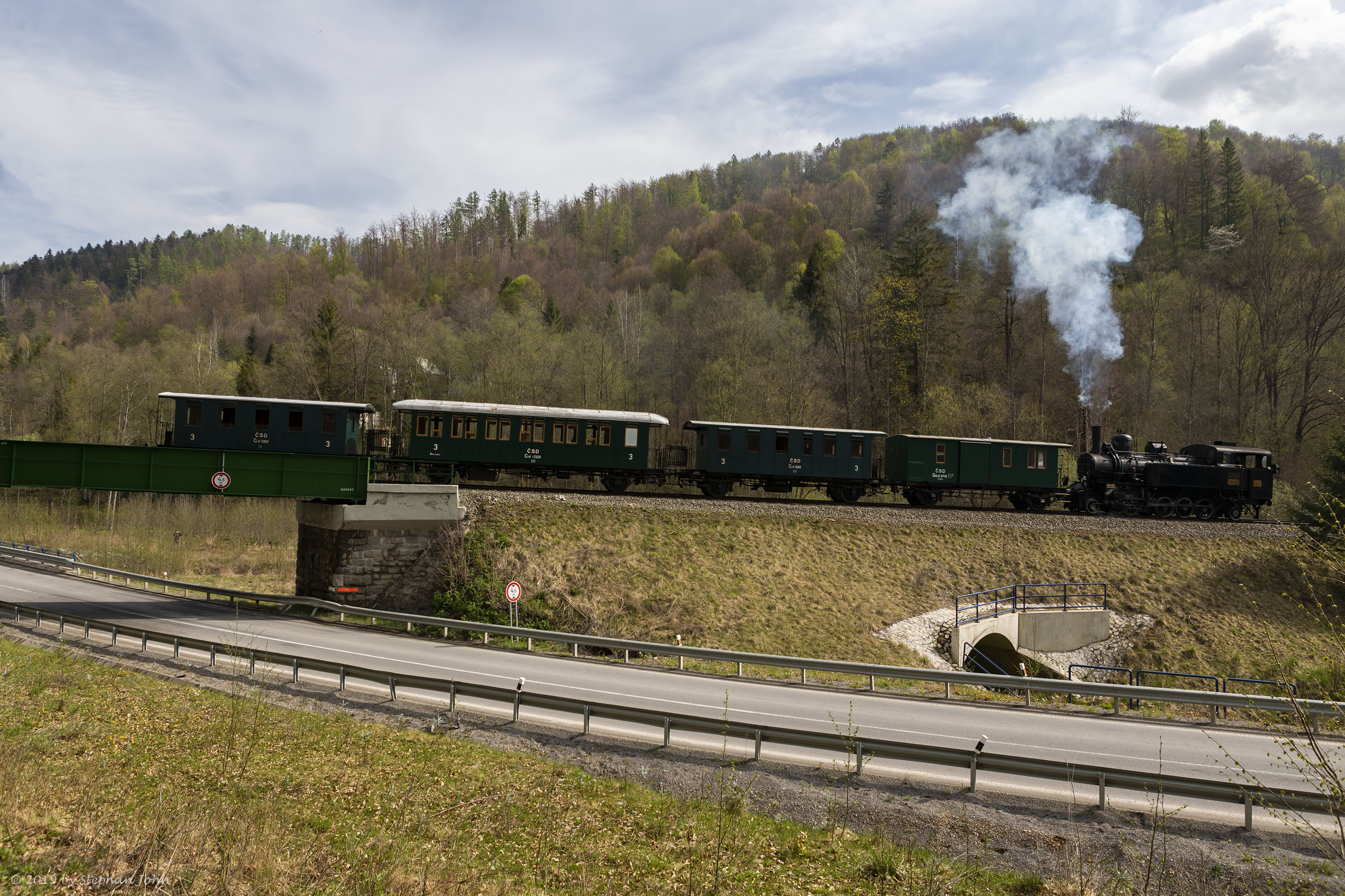 <p>Die Lok 4296 schiebt den Zug über die Steigung nach Zbojská</p>