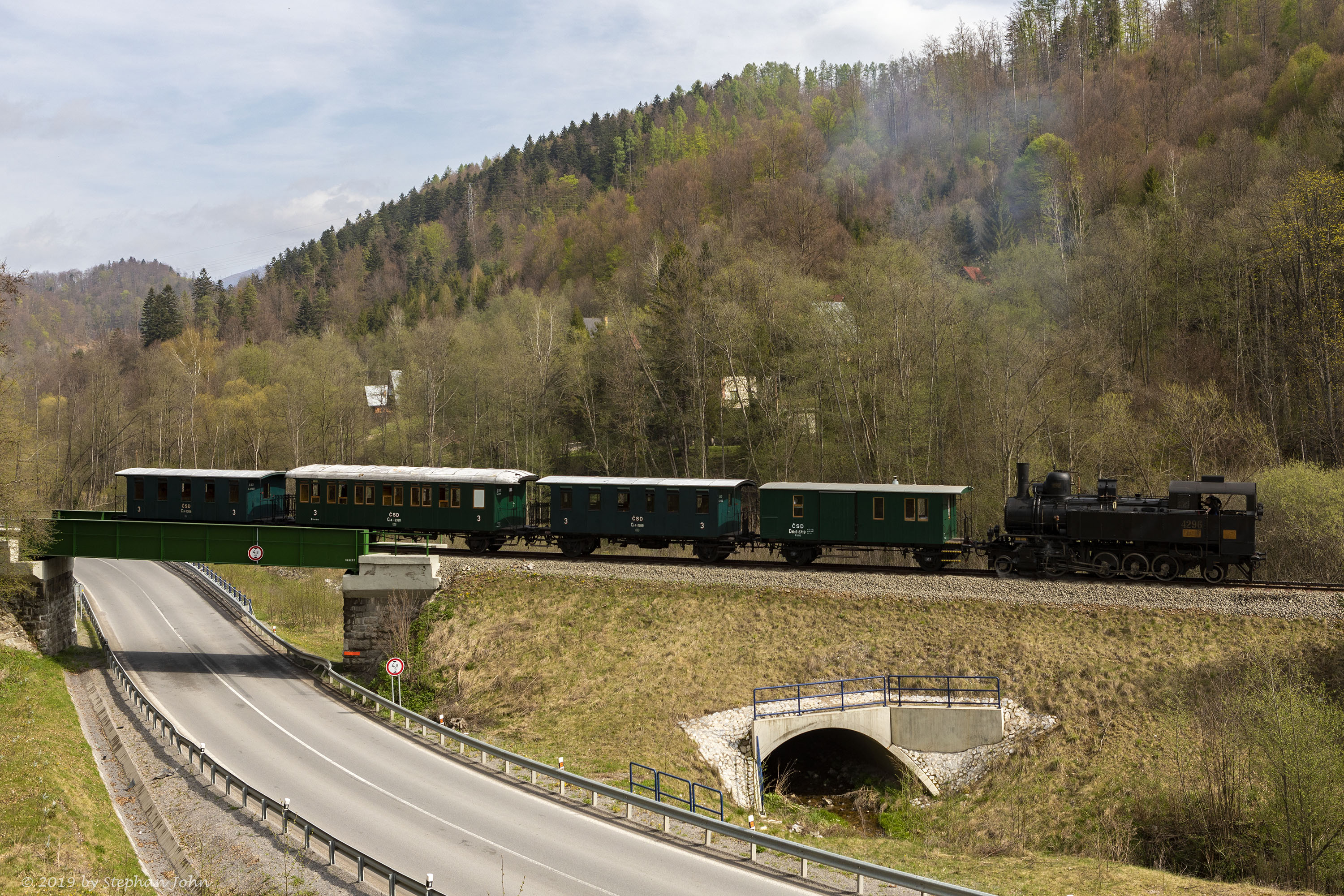 <p>Die Lok 4296 schiebt den Zug über die Steigung nach Zbojská</p>