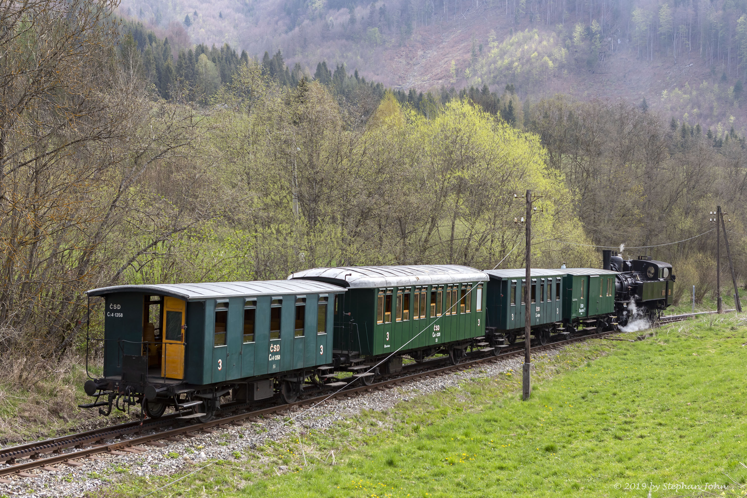 <p>Die Lok 4296 schiebt den Zug über die Steigung nach Zbojská.</p>