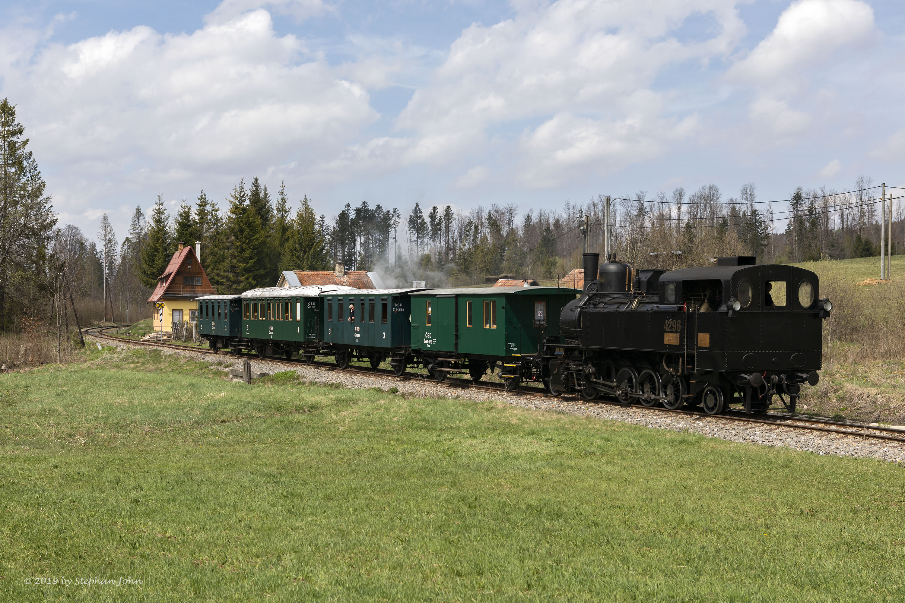 <p>Lok 4296 hat Zbojská erreicht und schiebt den Zug weiter in Richtung Pohronská Polhora</p>