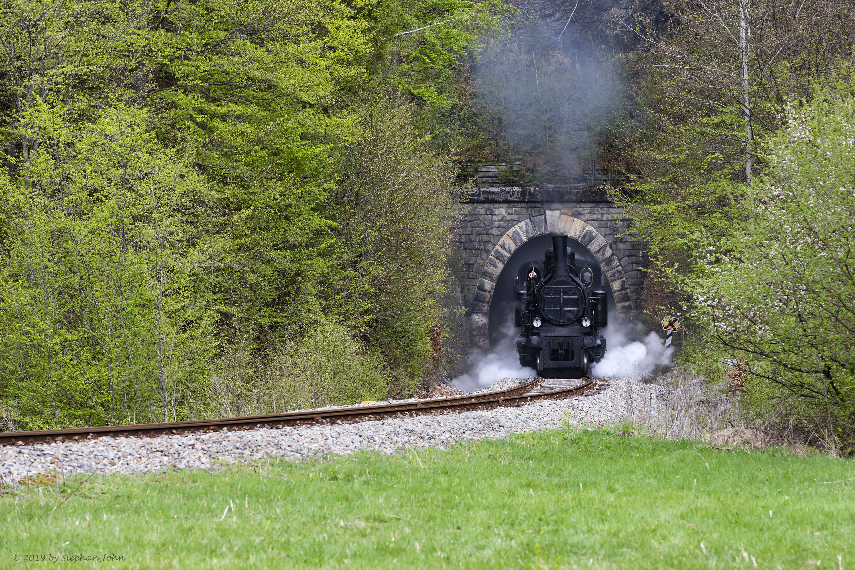 <p>Lok 4296 diesmal an der Zugspitze in der Ausfahrt aus dem Tisovecký tunel (770 m)</p>