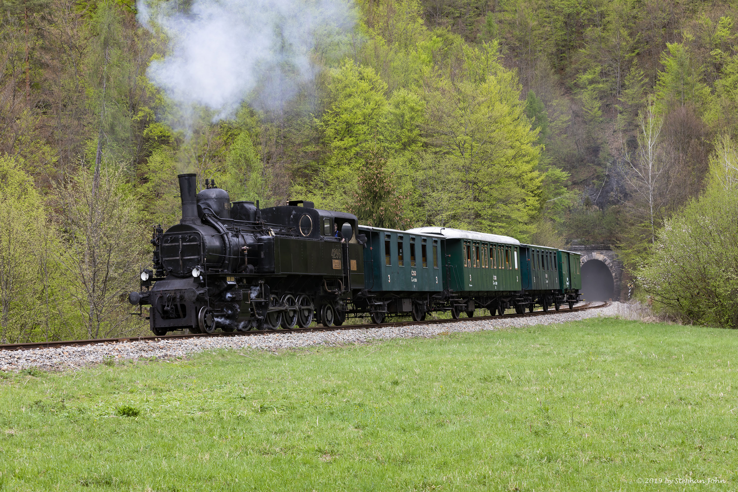 <p>Lok 4296 diesmal an der Zugspitze in der Ausfahrt aus dem Tisovecký tunel (770 m)</p>