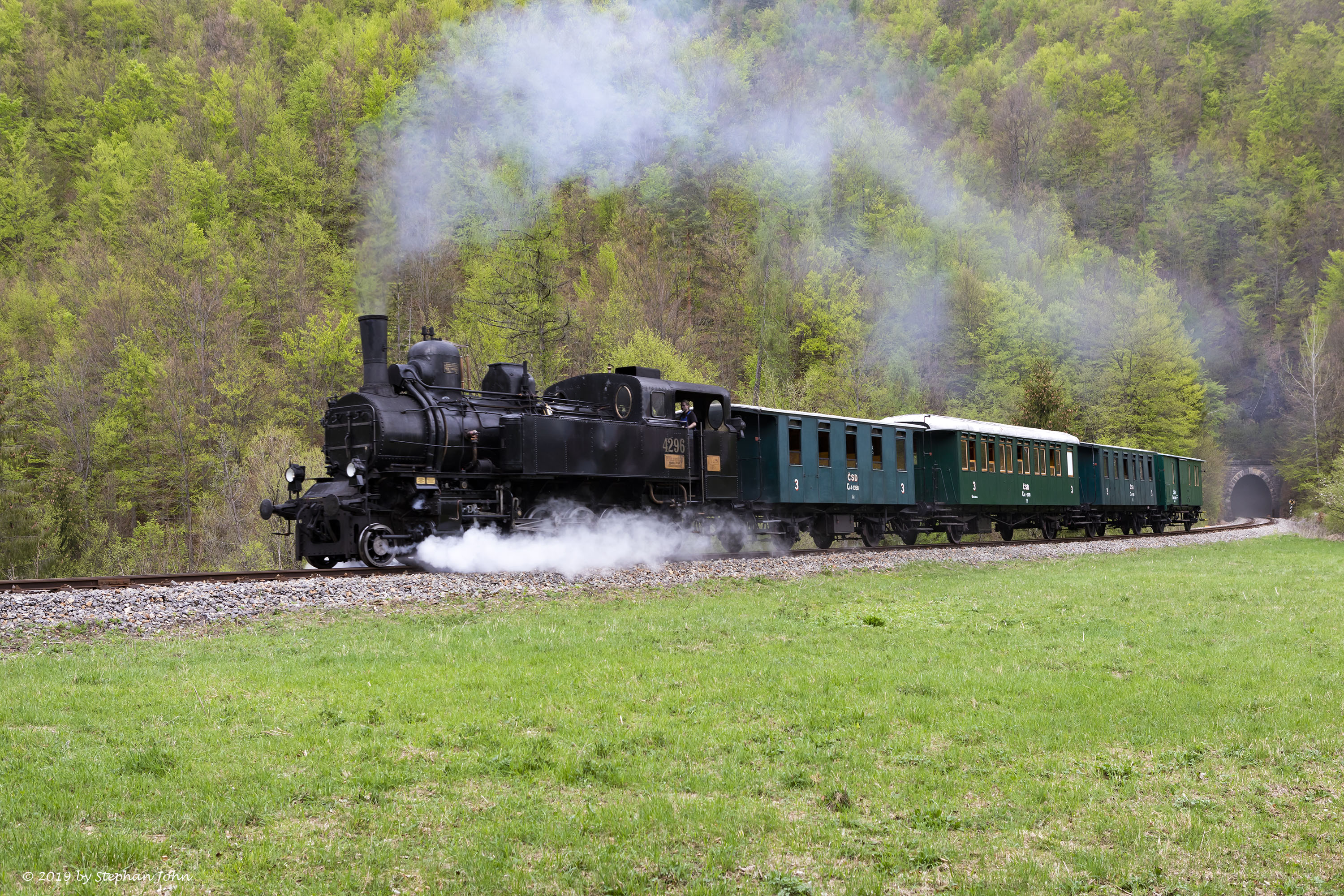 <p>Lok 4296 diesmal an der Zugspitze in der Ausfahrt aus dem Tisovecký tunel (770 m)</p>