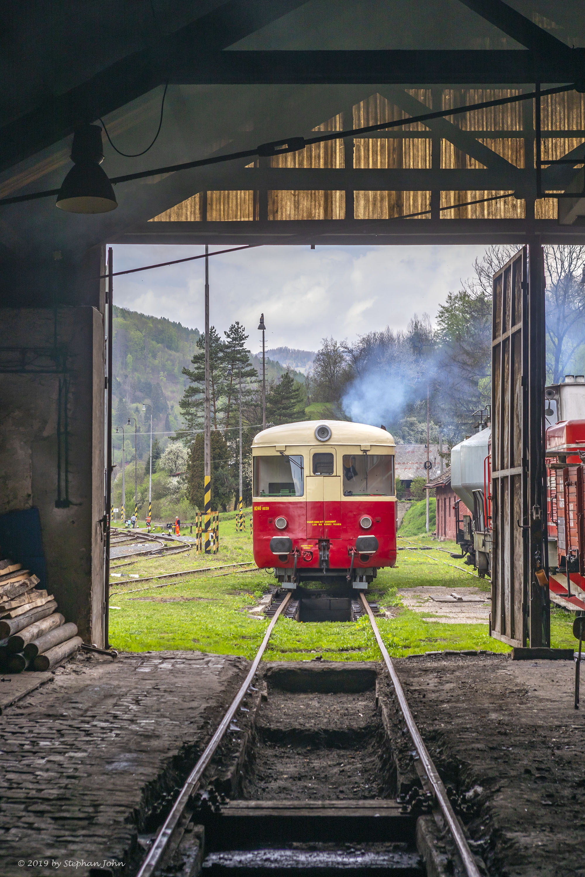 <p>Triebwagen M240 0039 im Bahnhof Tisovec vor dem Lokschuppen</p>