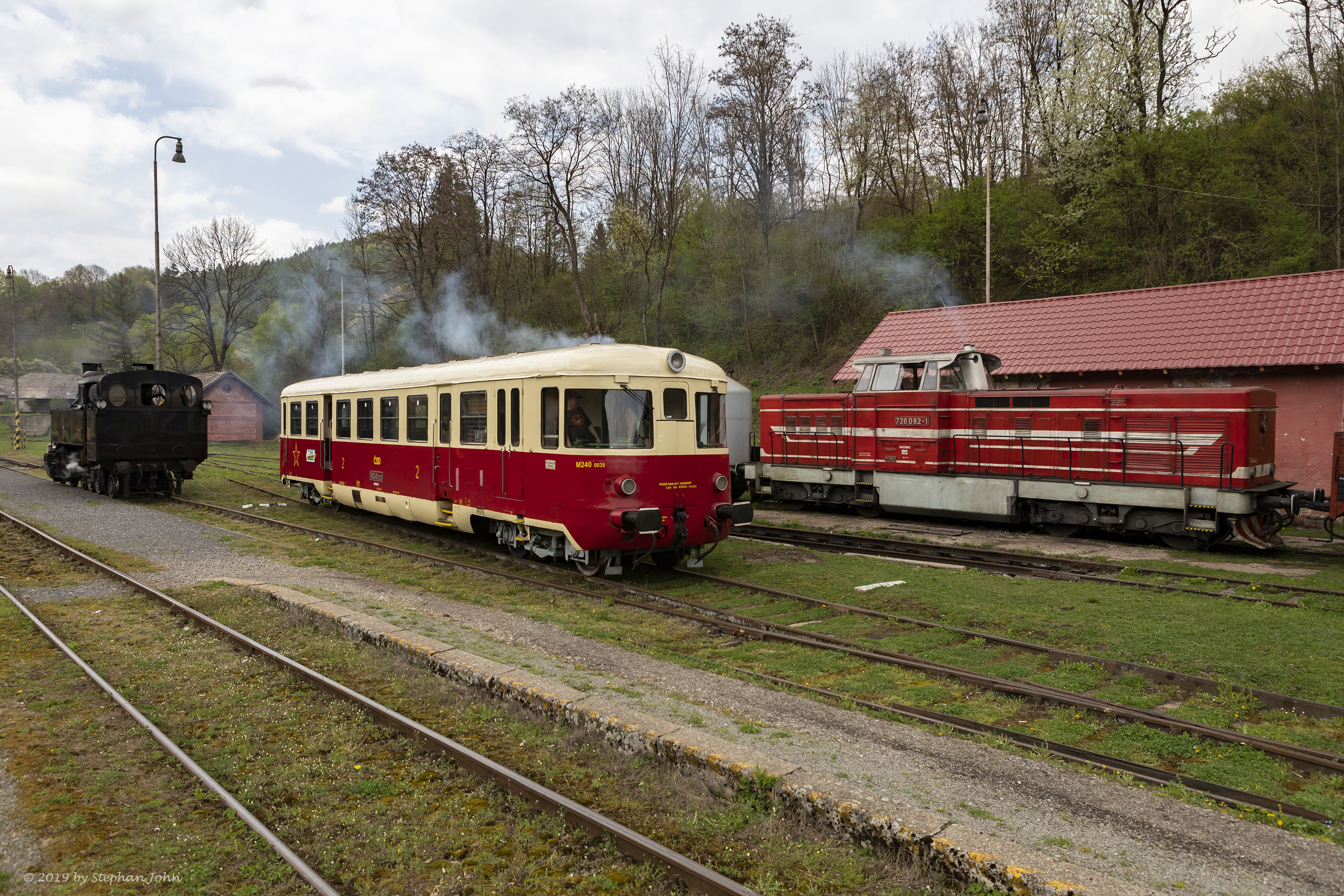 <p>Rangierarbeiten im Bahnhof Tisovec mit Dampflok 4296, Diesellok T444 1082 und Triebwagen M240 0039</p>