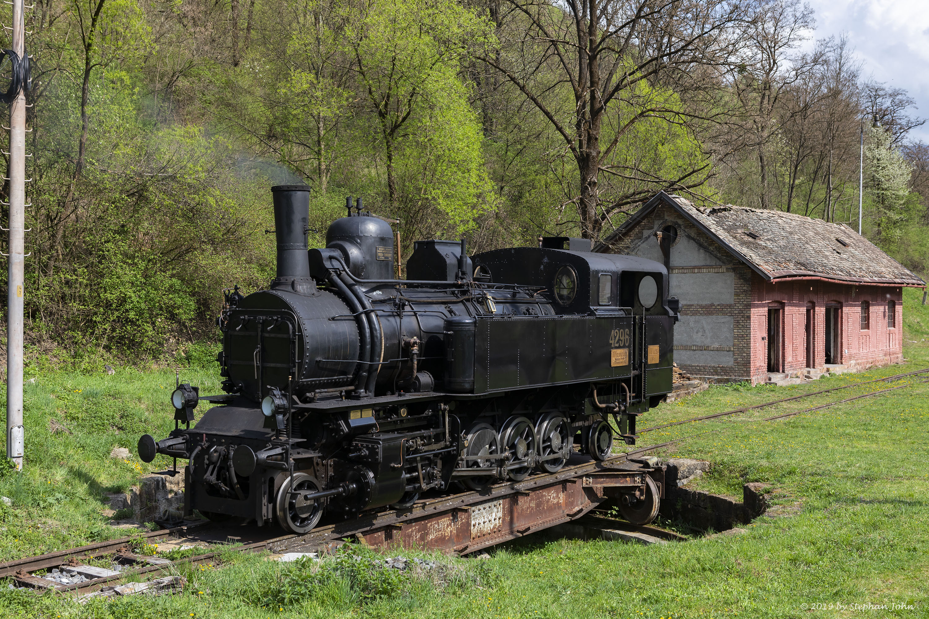 <p>Lok 4296 auf der Drehscheibe im Bahnhof Tisovec</p>