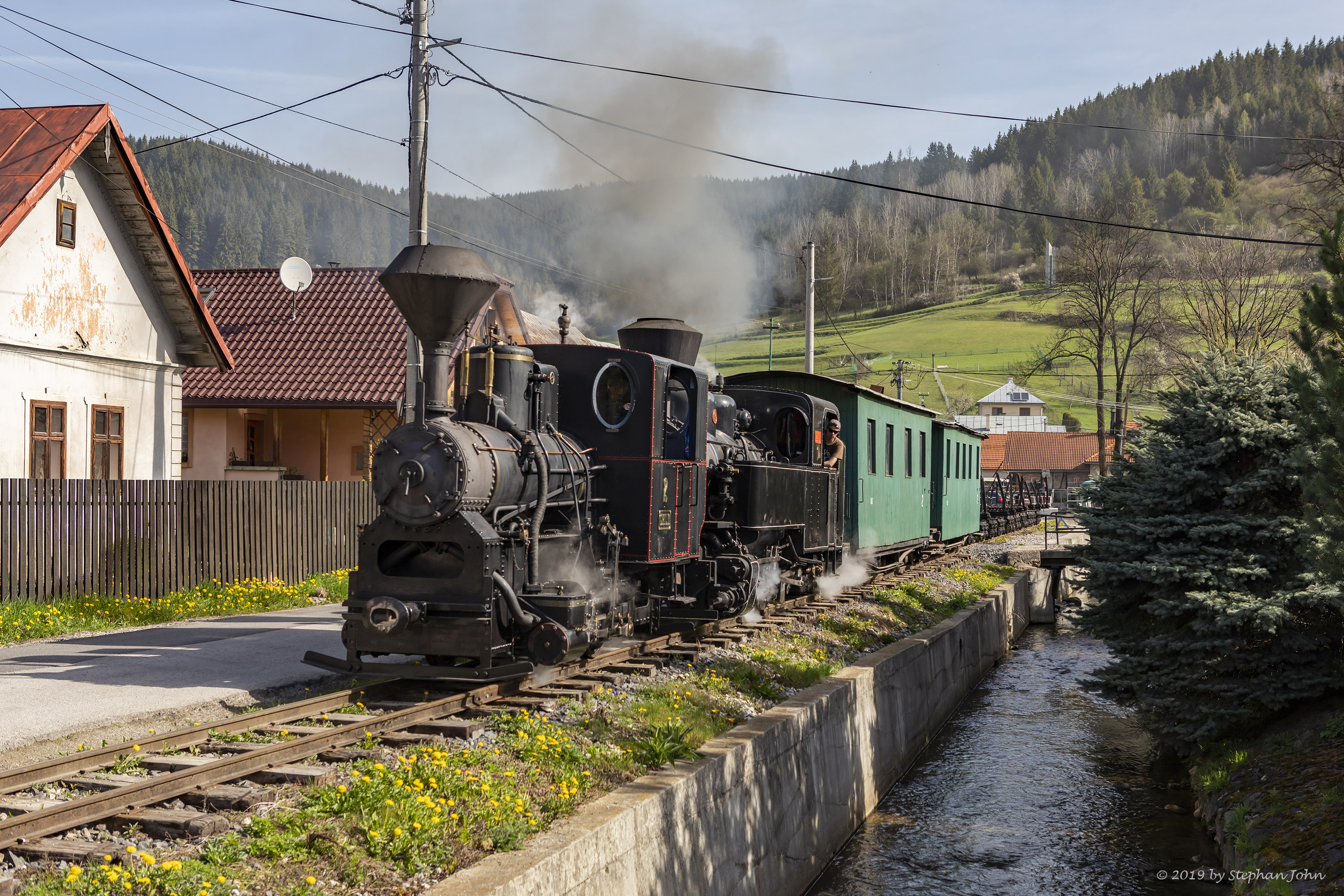 <p>Ausfahrt aus dem Bahnhof in Čierny Balog in Richtung Vydrovo mit den Lokomotiven U 34.904 und U 35.901</p>