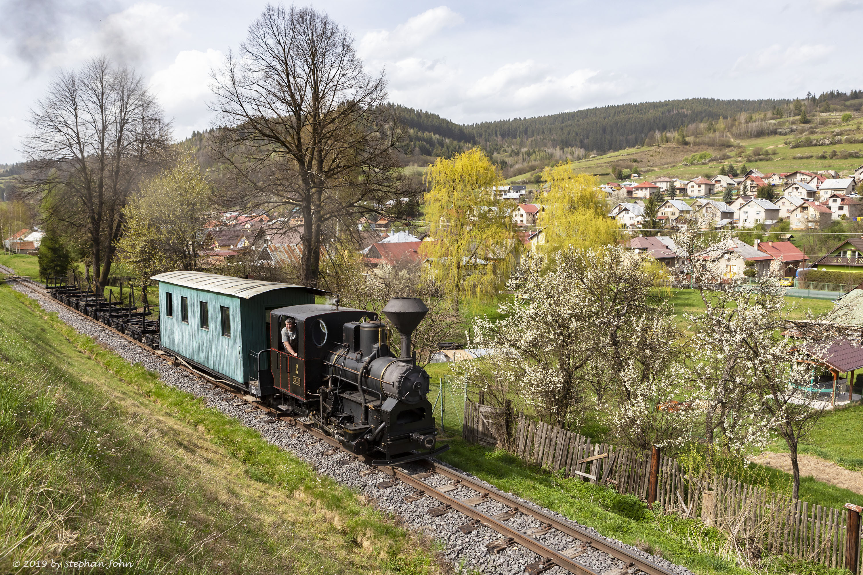 <p>Ein leerer Holzzug der Waldbahn Čierny Balog fährt in Richtung Dobroč</p>