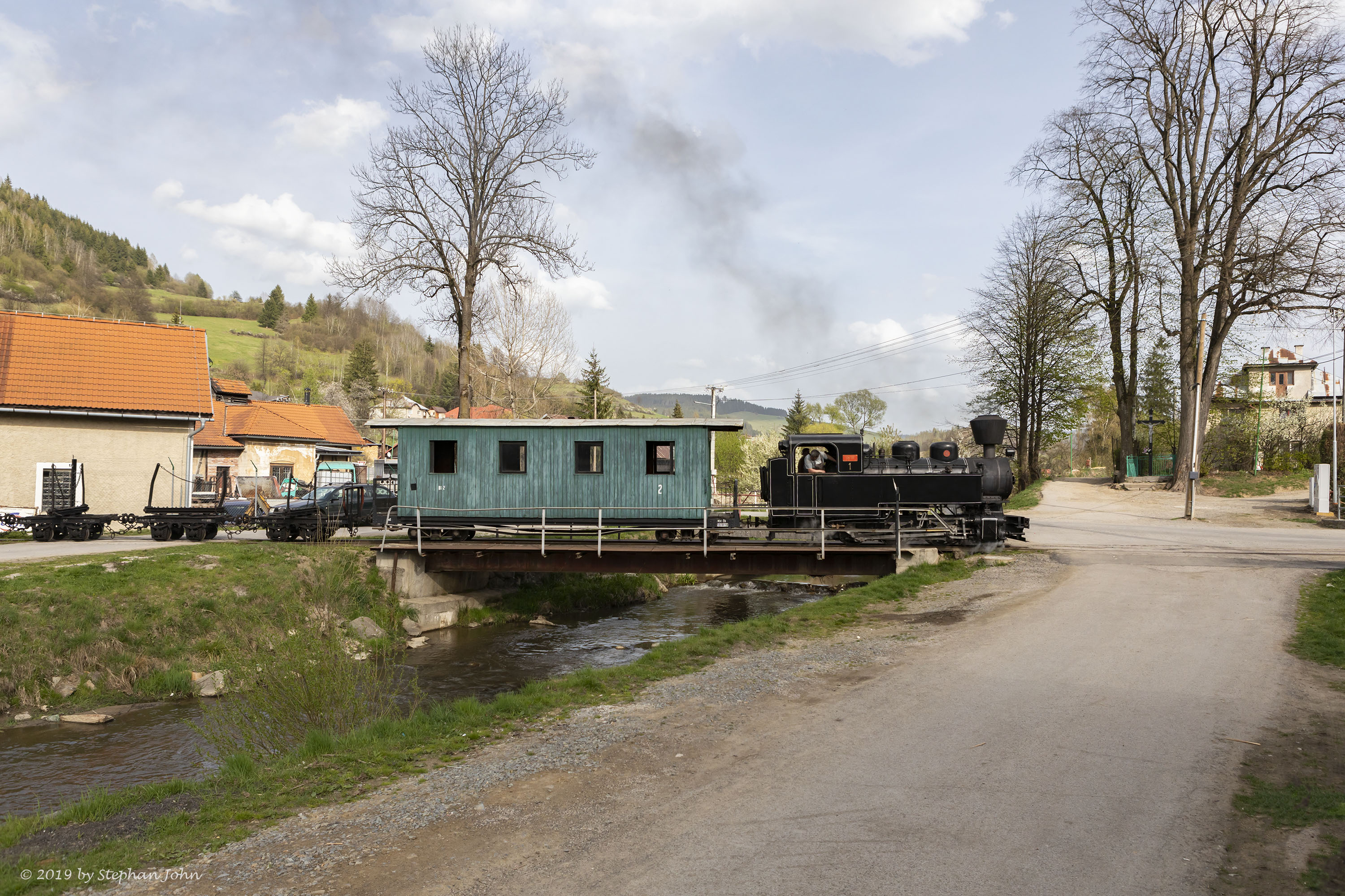 <p>Ausfahrt eines leeren Holzzuges aus dem Bahnhof Čierny Balog in Richtung Vydrovo</p>
